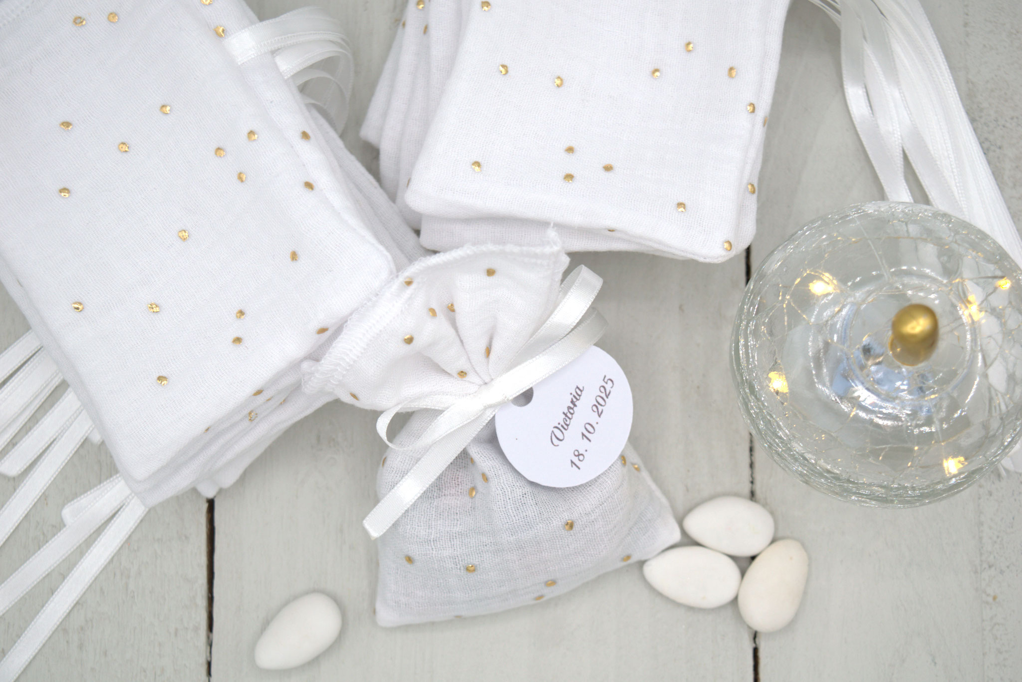 Ballotins de dragées double gaze blanc pois doré Cadeaux invités baptême, communion, profession de foi, mariage