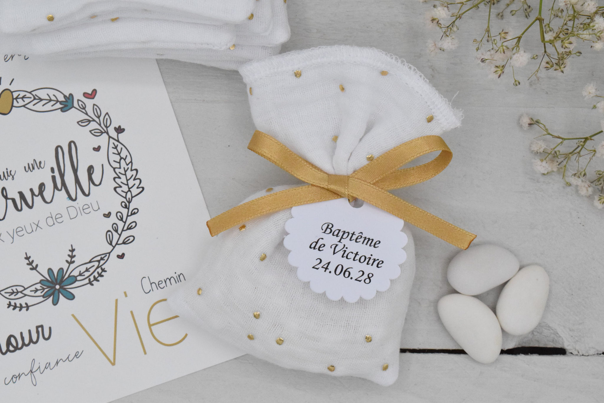 sachet dragées en tissu double gaze pois doré pour communion baptême et étiquette personnalisé texte et forme au choix