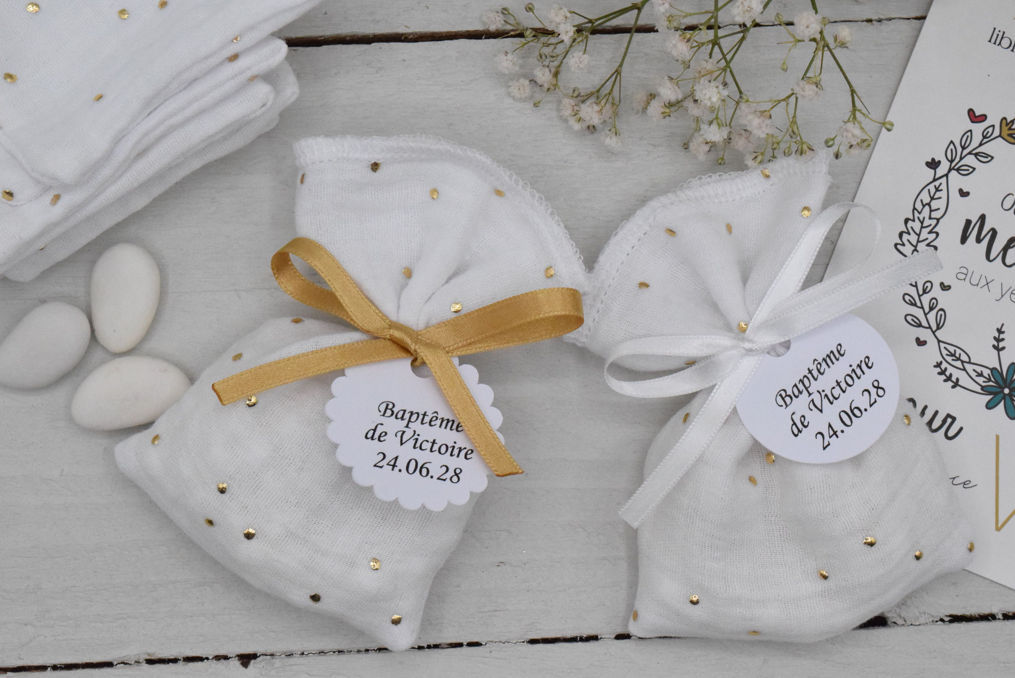 sachet dragées en tissu double gaze pois doré pour communion baptême et étiquette personnalisé texte et forme au choix
