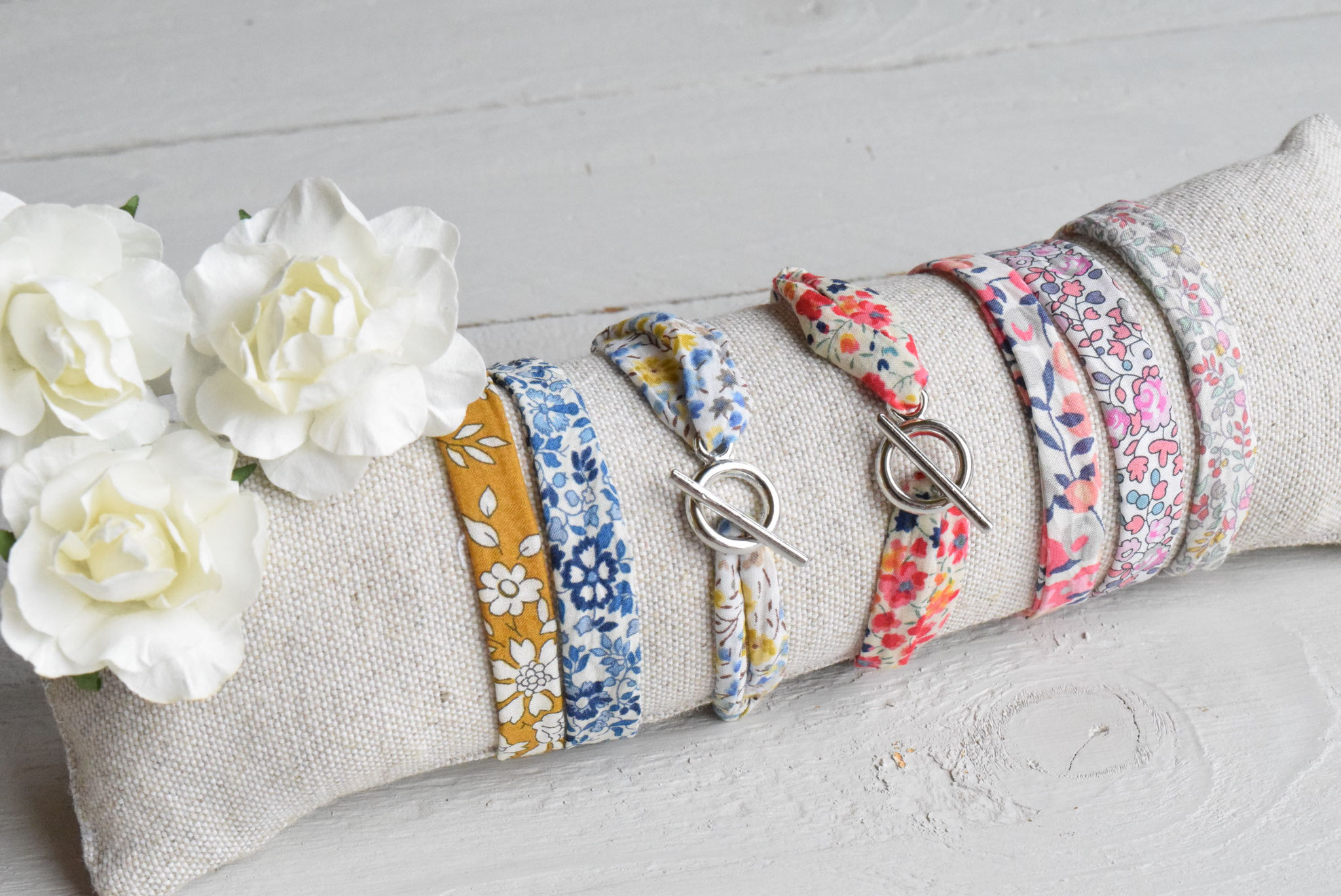 Tissu Liberty authentique  Fermoir en T en métal argenté ou doré  Taille ajustée (enfant / adulte)