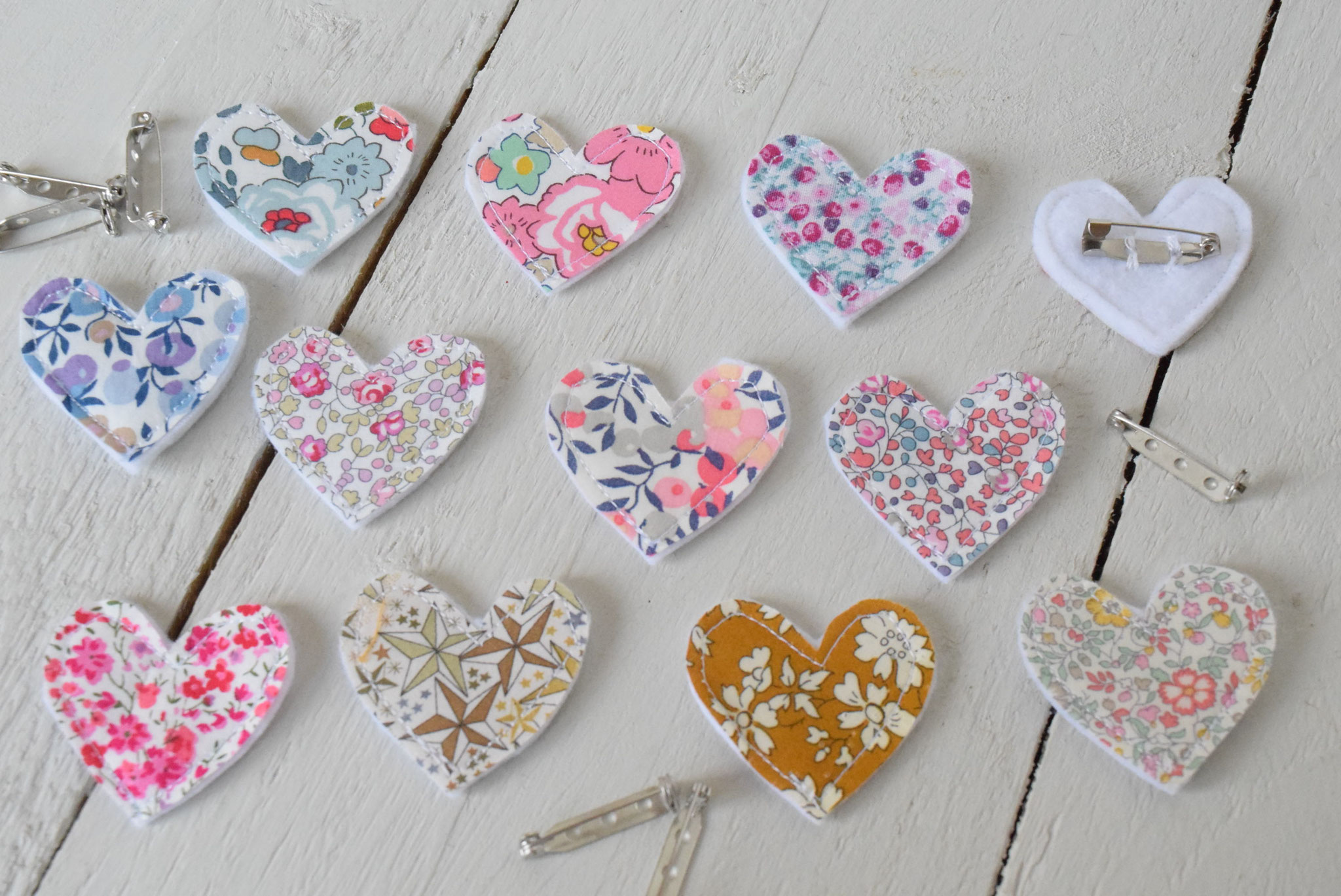  Broche en tissu Liberty en forme de Coeur, épingle cousue à la main au dos.