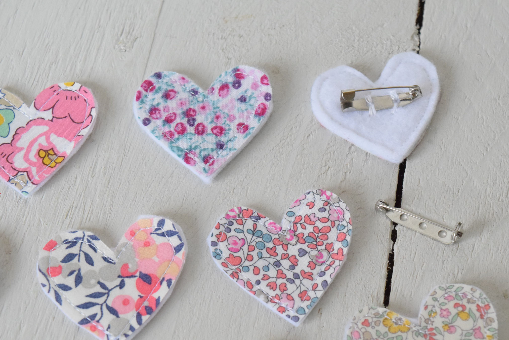  Broche en tissu Liberty en forme de Coeur, épingle cousue à la main au dos.