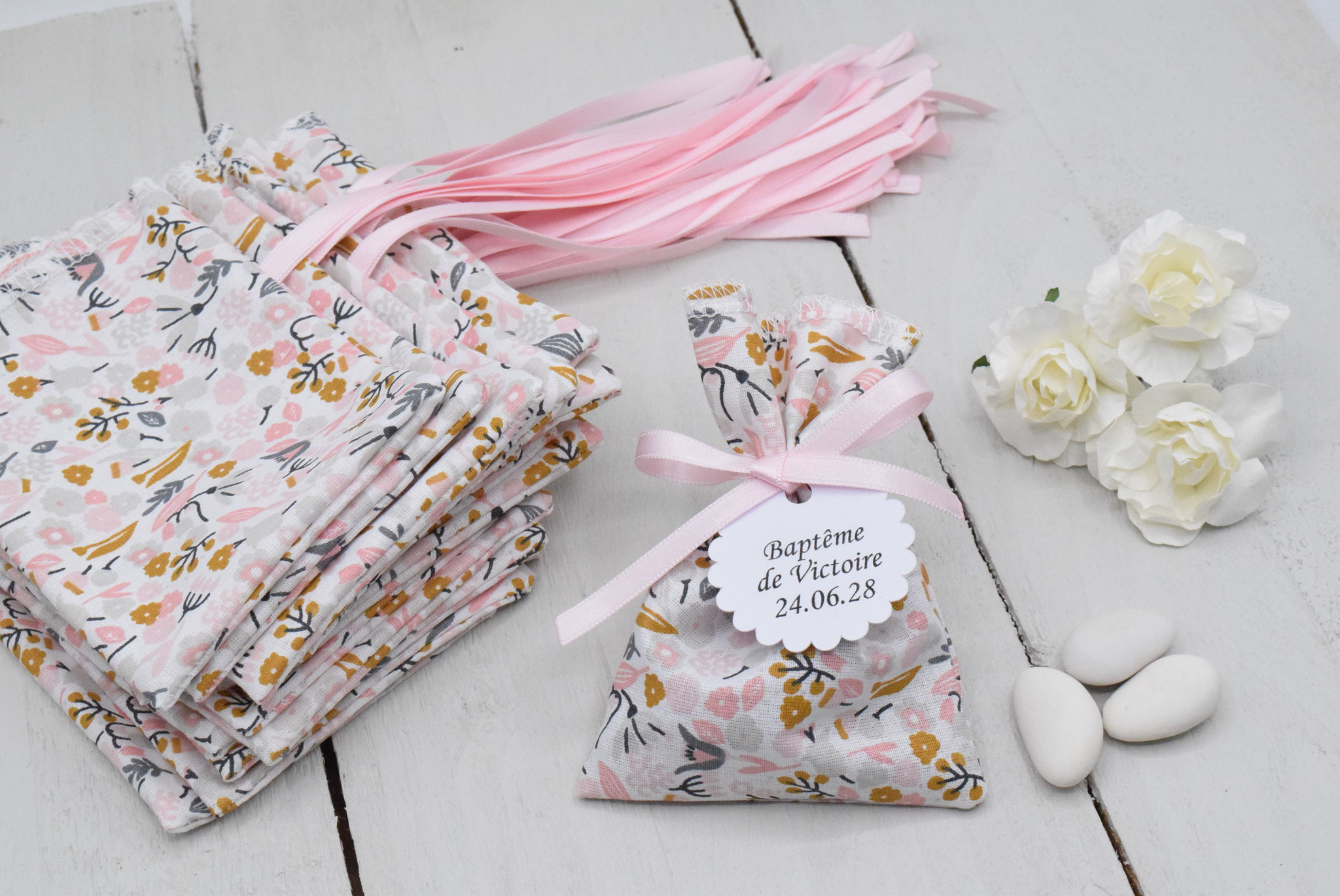 Lot de 36 sachets dragées en coton fleuri rose gris ocre – personnalisables pour baptême et communion