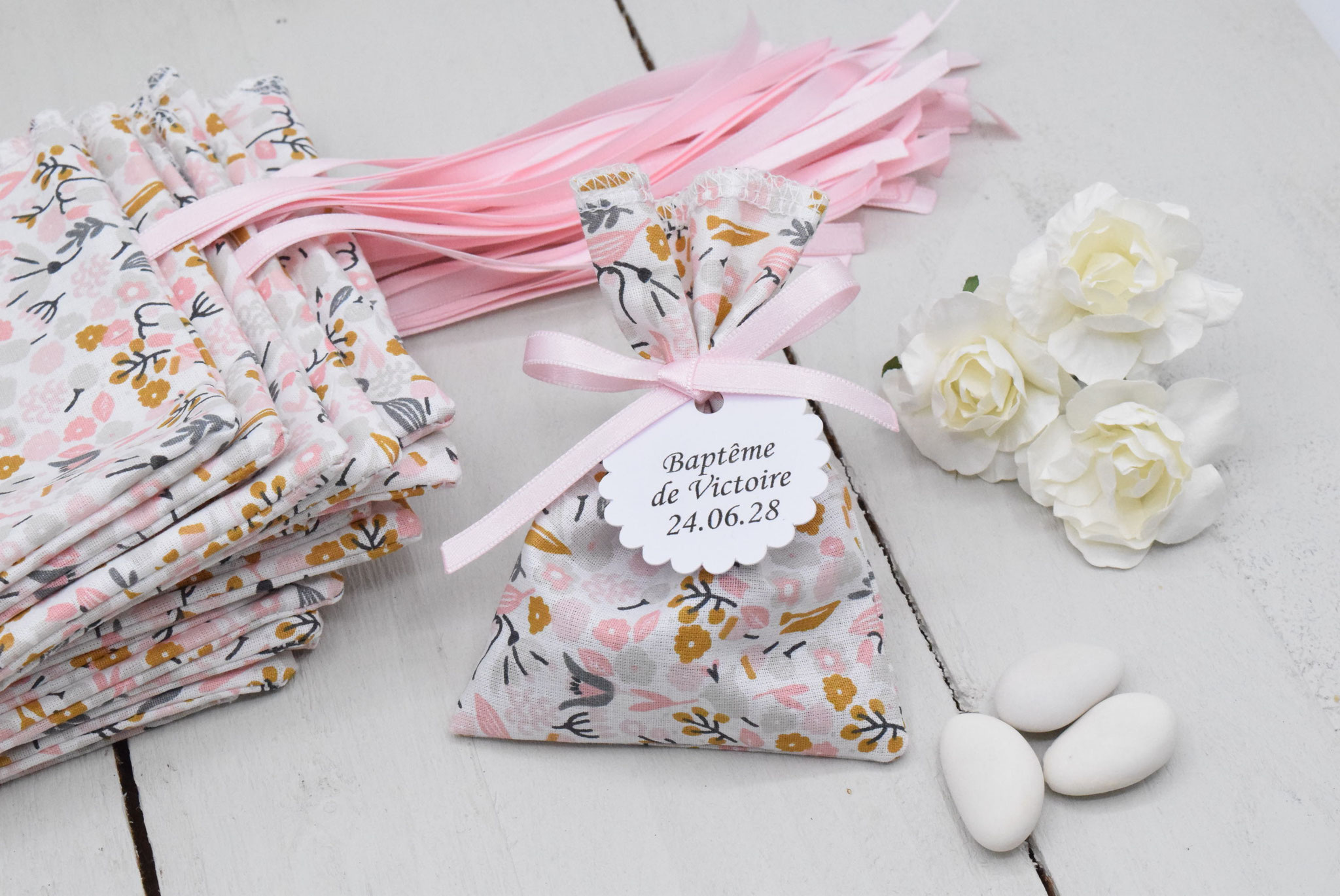 Lot de 36 sachets dragées en coton fleuri rose gris ocre – personnalisables pour baptême et communion
