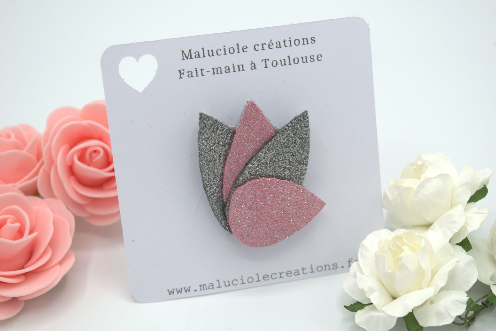 Broche baptême cuir éventail rose-argenté ou violet-mauve