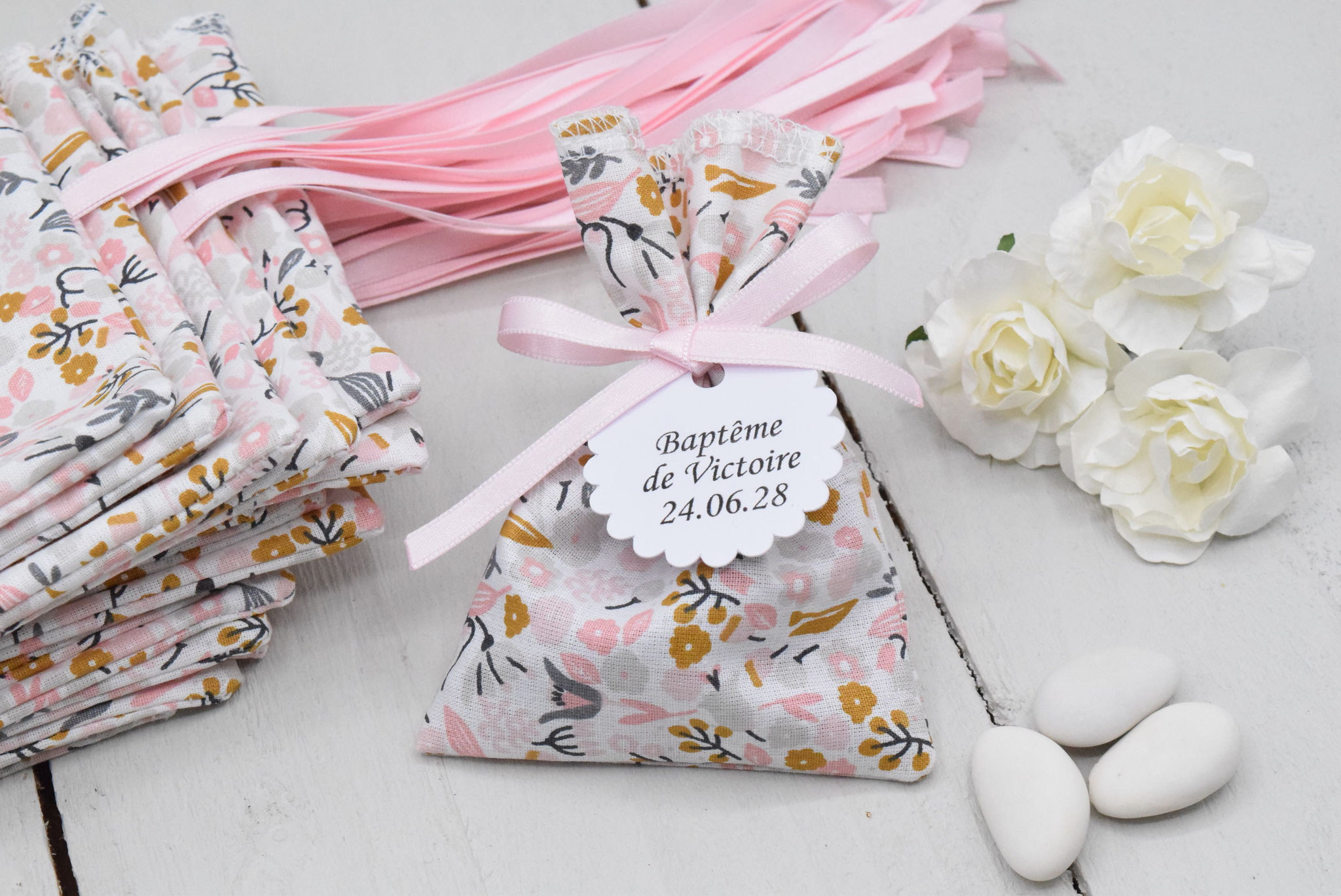 Lot de 36 sachets dragées en coton fleuri rose gris ocre – personnalisables pour baptême et communion
