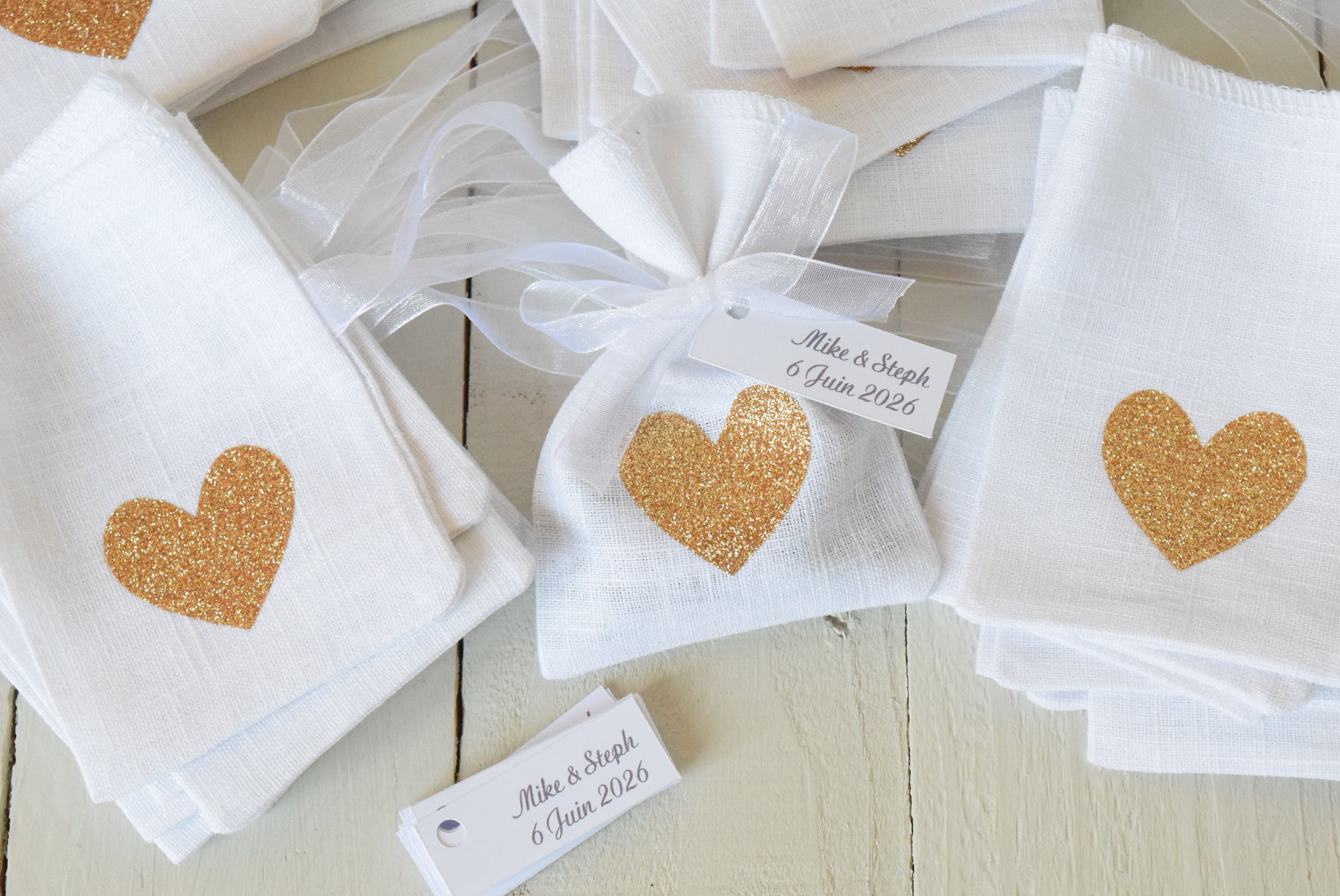 Ballotin dragées Coeur Doré sur lin blanc - ruban organza à personnaliser pour mariage