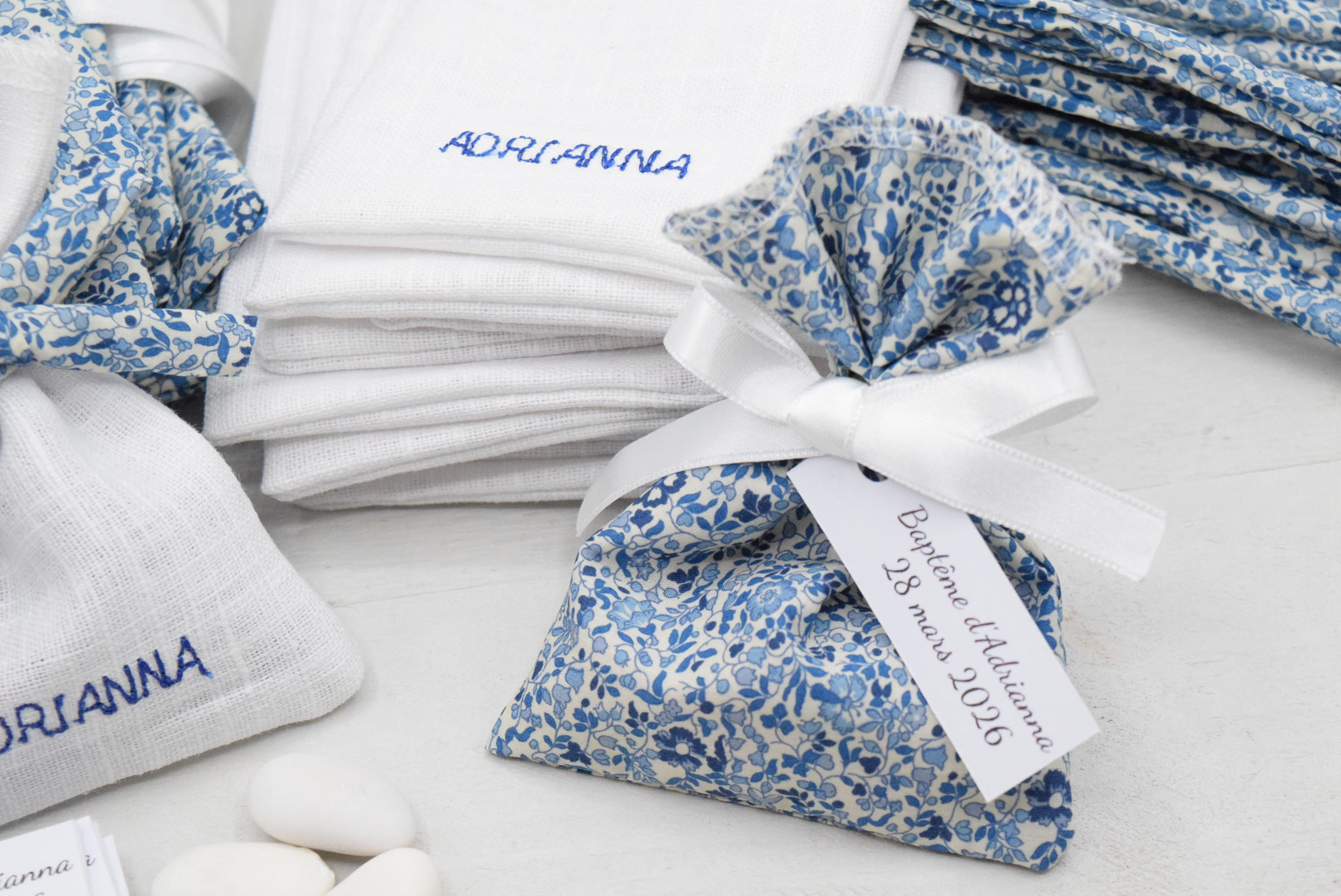 sachet en tissu liberty katie and millie bleu et lin blanc pour broderie - pochon pour dragées personnalisés