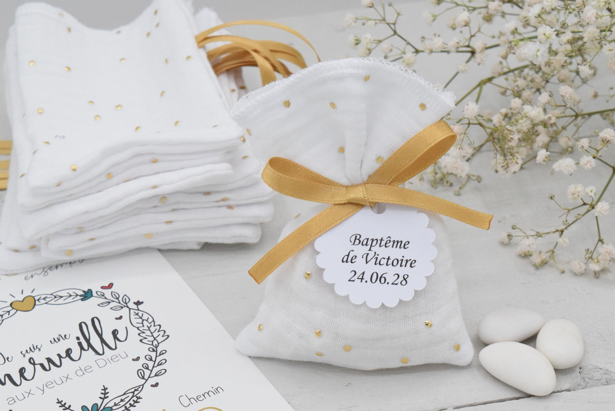 sachet dragées en tissu double gaze pois doré pour communion baptême et étiquette personnalisé texte et forme au choix