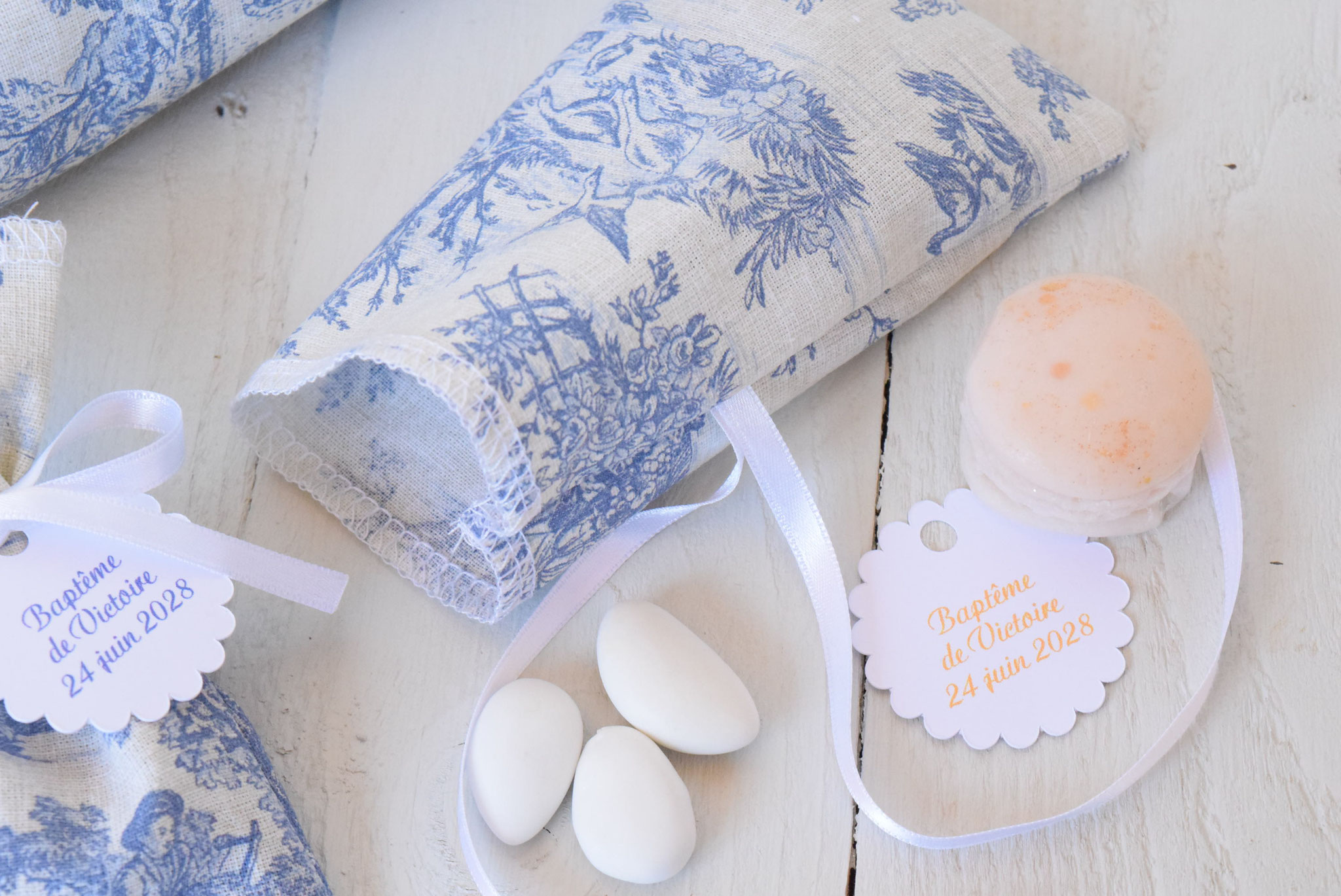 Pochon dragées Toile de Jouy bleu - étiquette à personnaliser pour mariage communion baptême