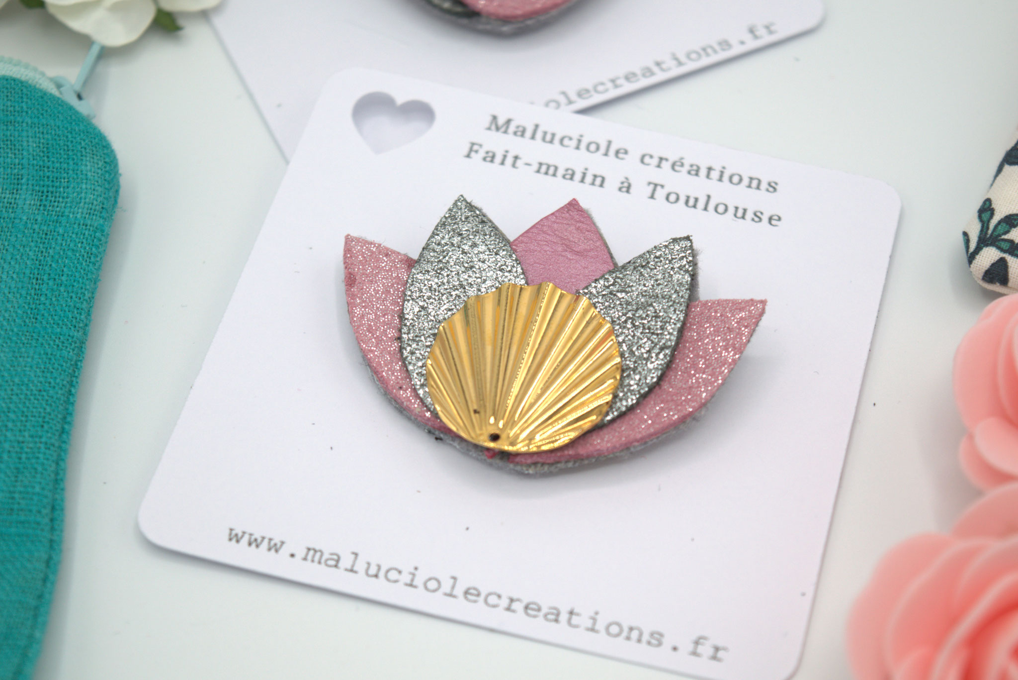 Des broches en cuir upcyclé