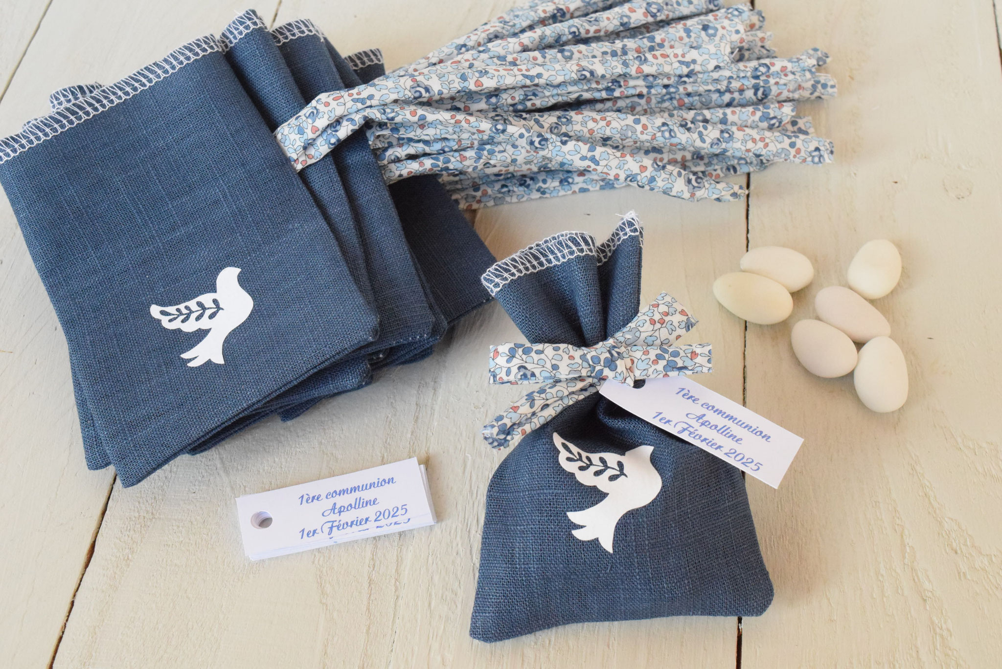 Pochon dragées colombe blanche lin bleu - ruban Liberty Eloïse bleu - étiquette personnalisée - sachet communion ou baptême
