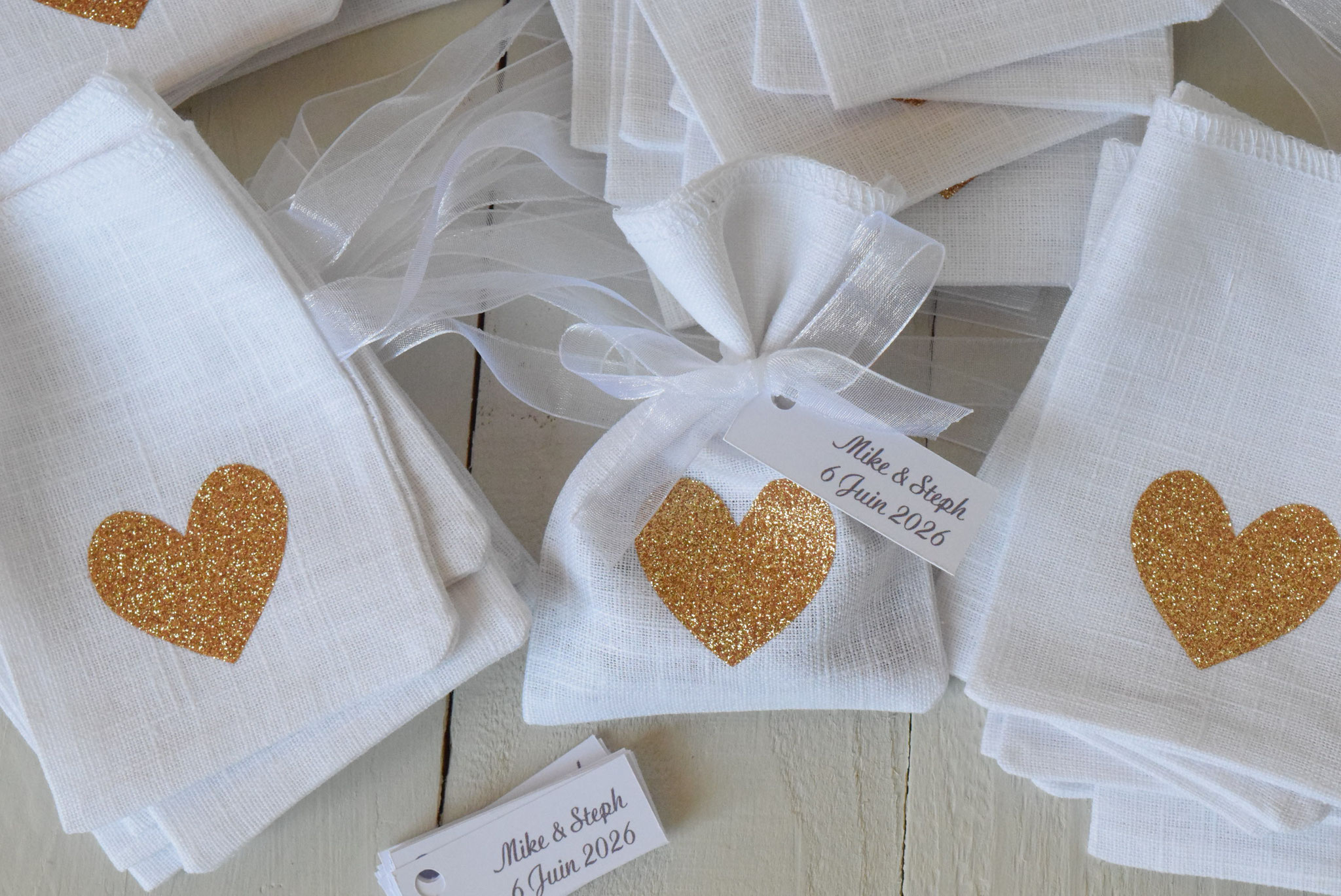 Ballotin dragées Coeur Doré sur lin blanc - ruban organza à personnaliser pour mariage