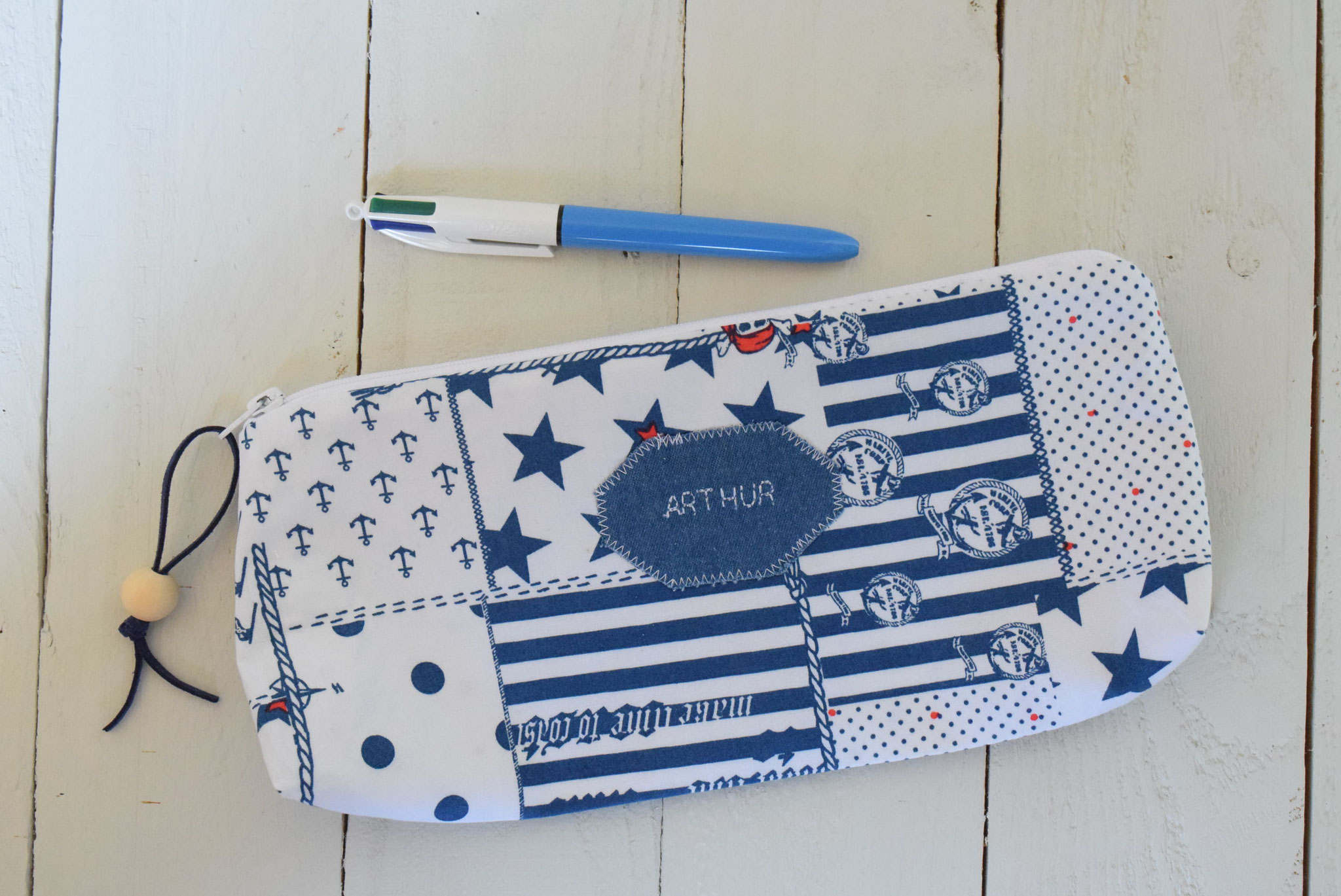 Trousse école prénom garçon broderie enfant Pirate bleu blanc