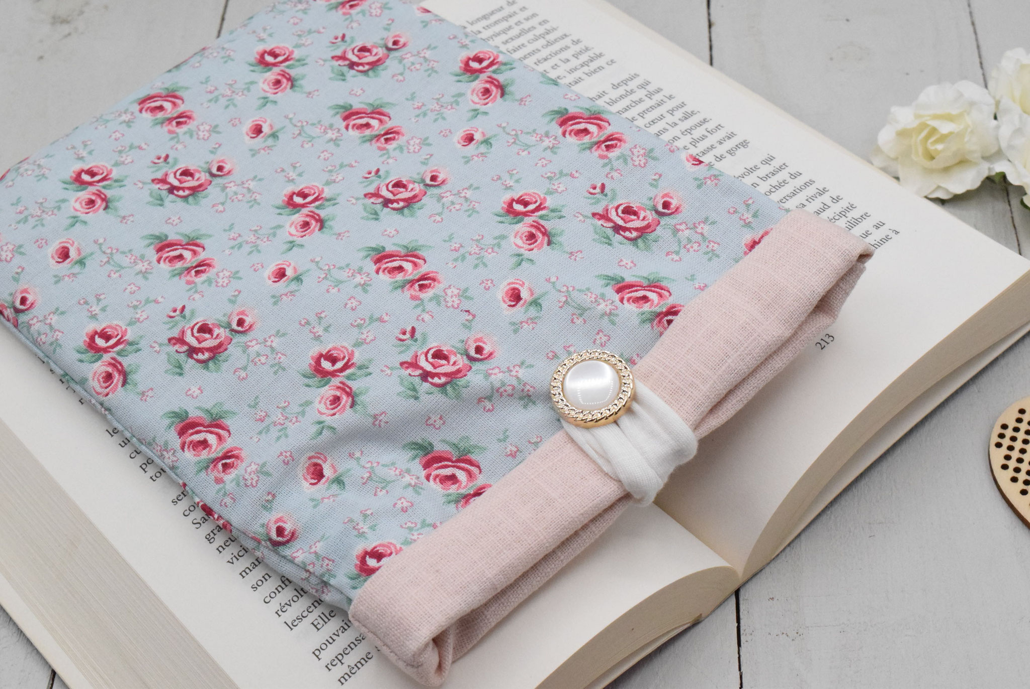 Housse livre de poche Shabby chic bleu ciel lin rose