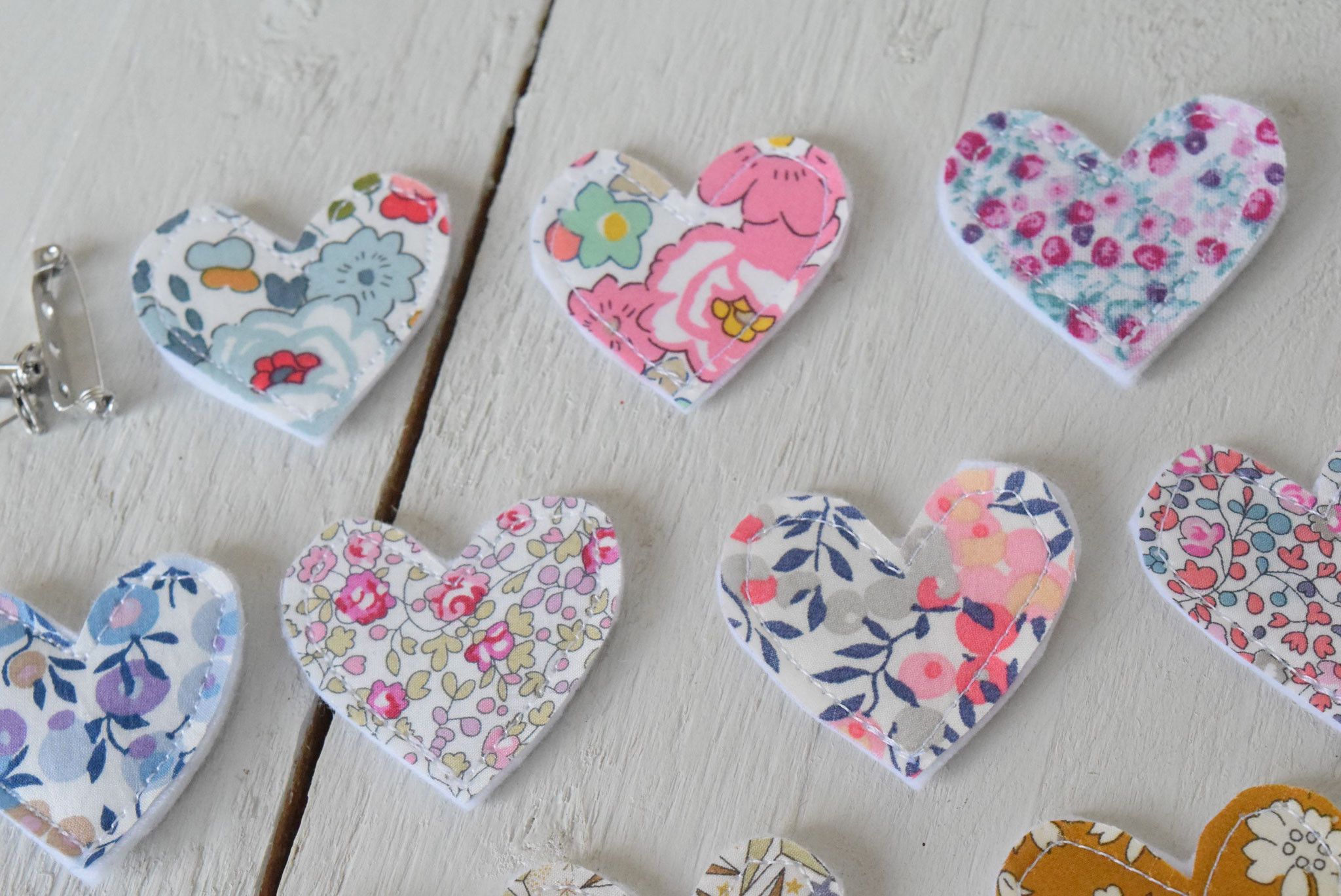  Broche en tissu Liberty en forme de Coeur, épingle cousue à la main au dos.