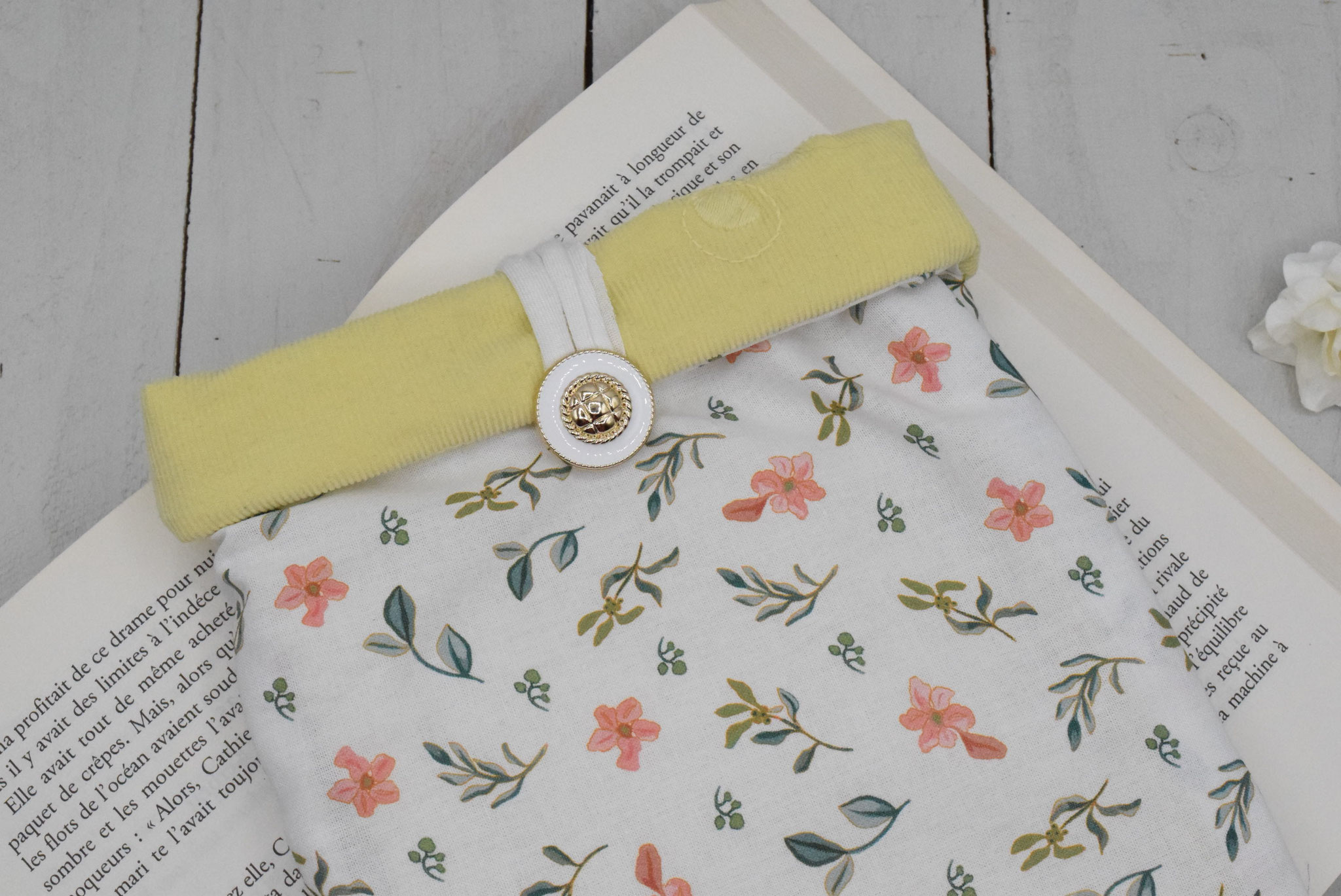 Housse livre de poche tissu jaune velours et fleurs vintage