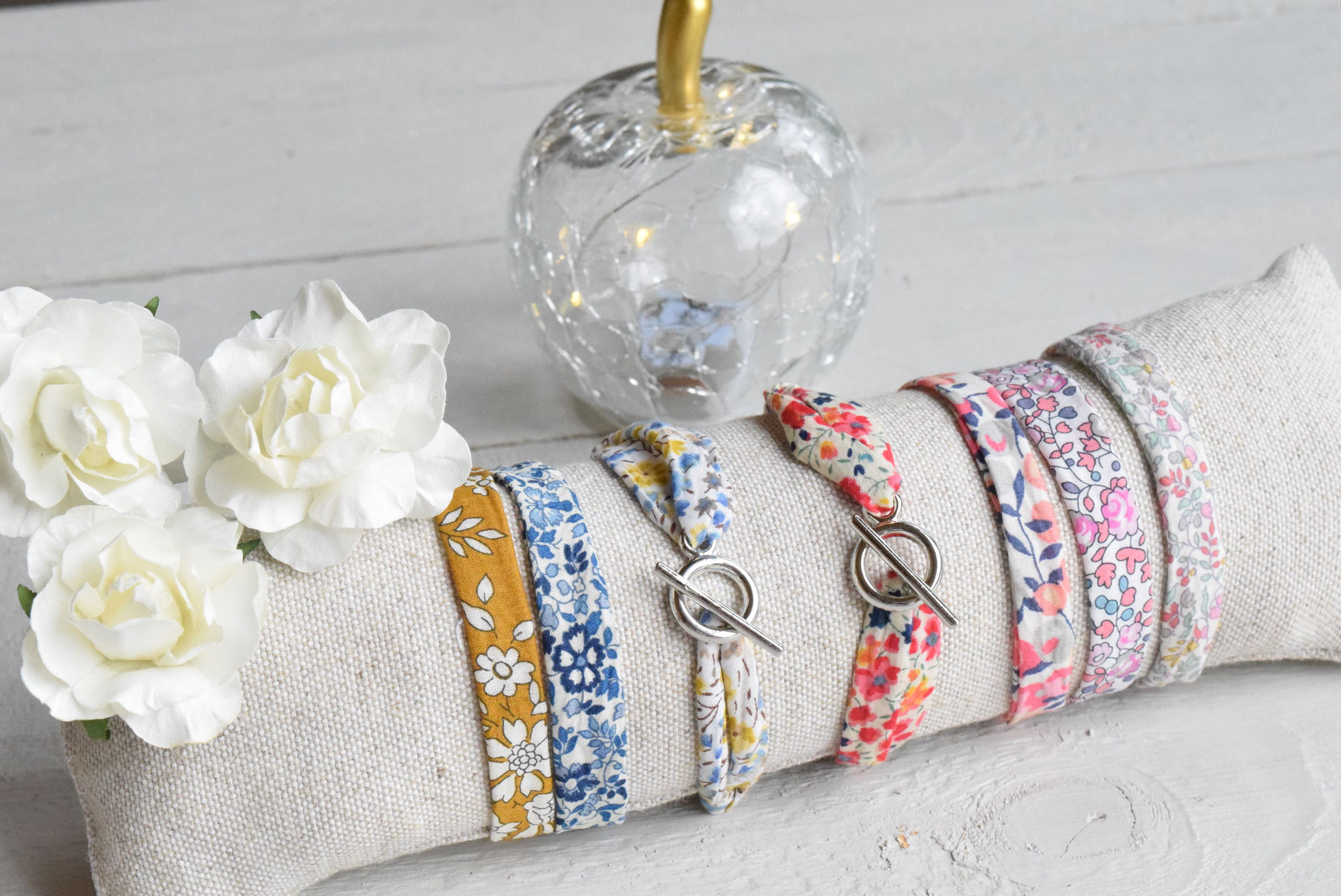 Tissu Liberty authentique  Fermoir en T en métal argenté ou doré  Taille ajustée (enfant / adulte)