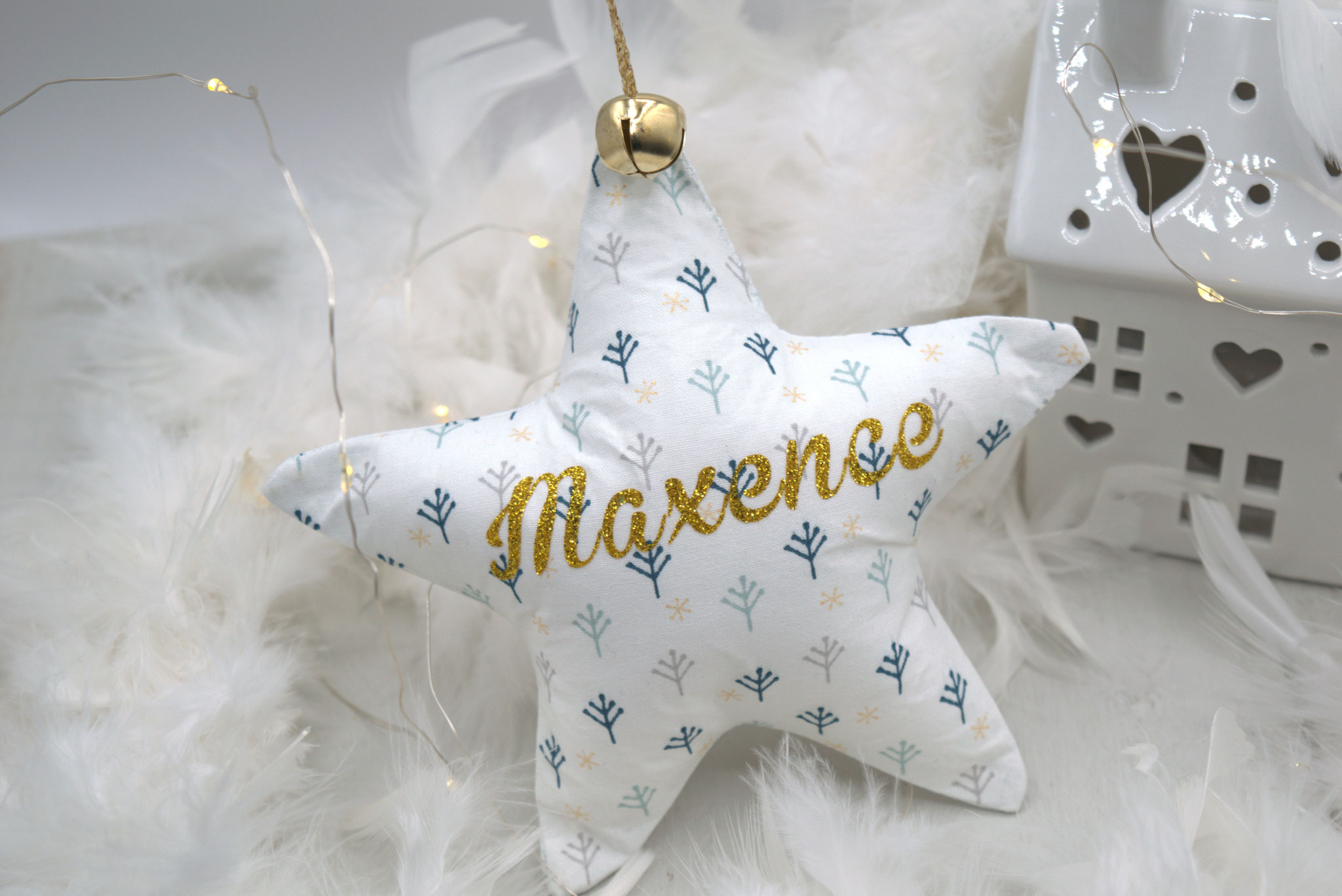 Etoile Noël prénom tissu blanc et étoile bleu & grelot
