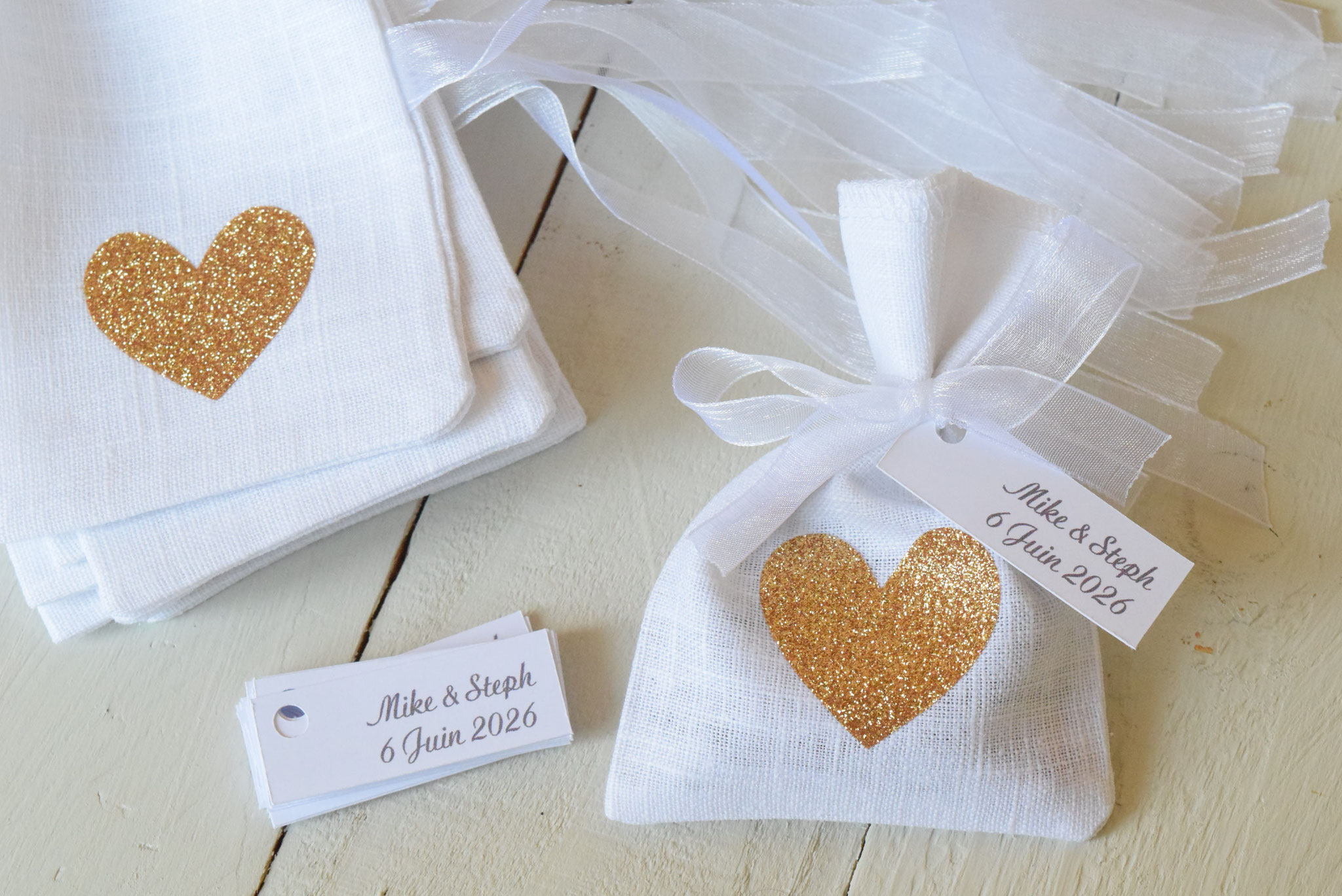 Ballotin dragées Coeur Doré sur lin blanc - ruban organza à personnaliser pour mariage
