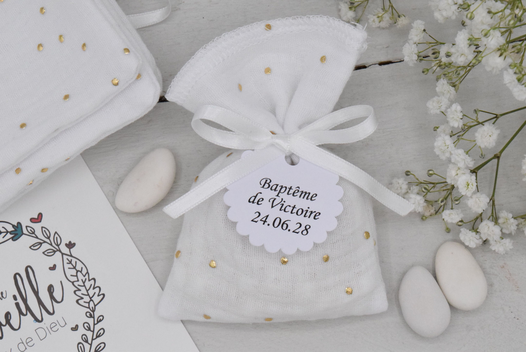 Ballotins de dragées double gaze blanc pois doré Cadeaux invités baptême, communion, profession de foi, mariage