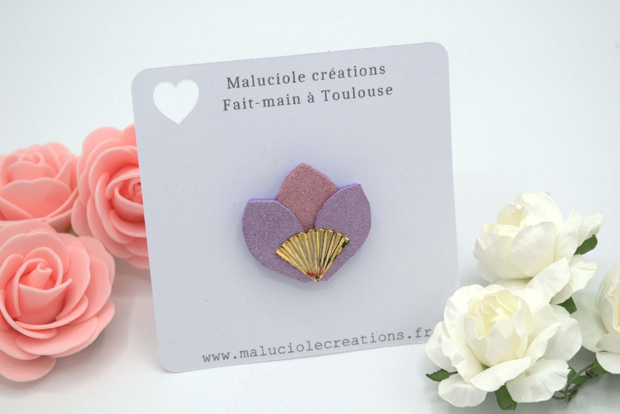 Broche baptême cuir éventail rose-argenté ou violet-mauve