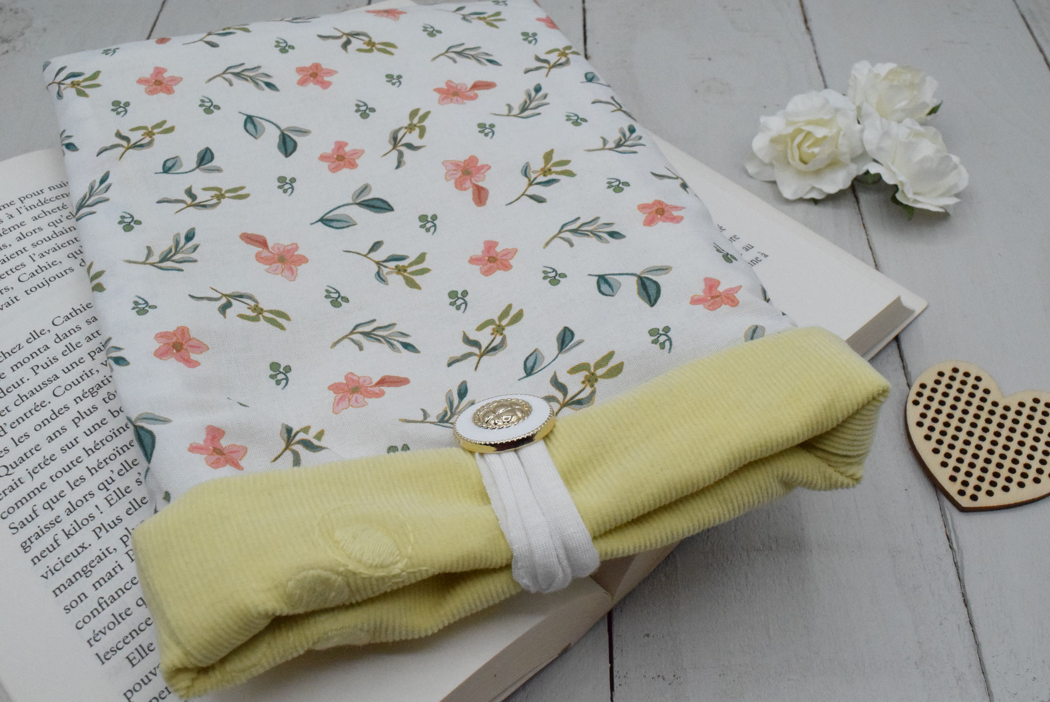 Housse livre de poche tissu jaune velours et fleurs vintage