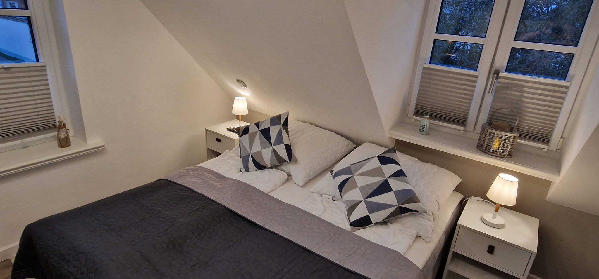 Schlafzimmer mit Boxspringbett