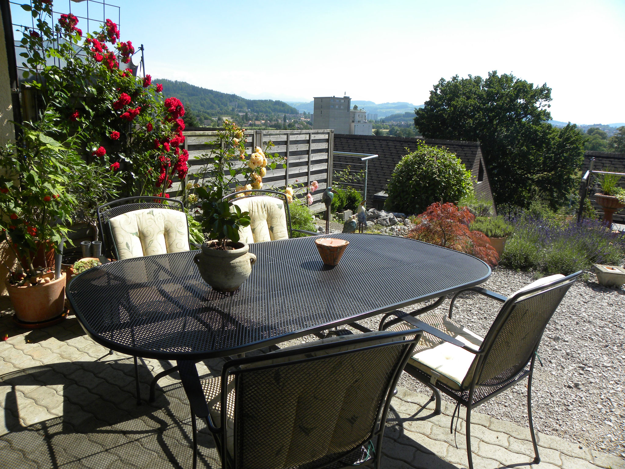 Sonnige Terrasse mit schöner Aussicht