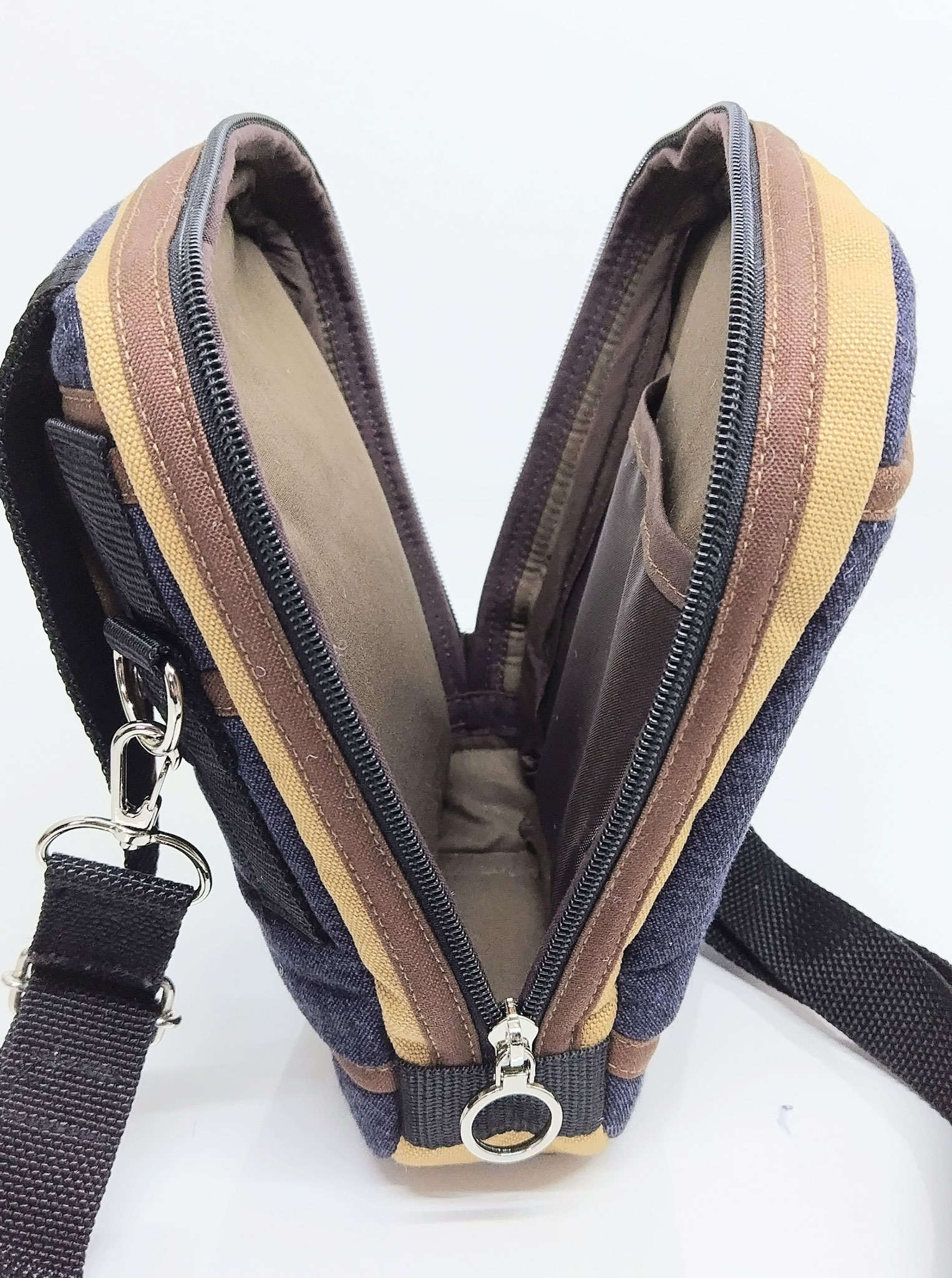 長さ５００ｍｍのファスナーを使用し、底部付近まで開口が可能。両開きになっているので、スライダーを好みの位置で使用が可能です。