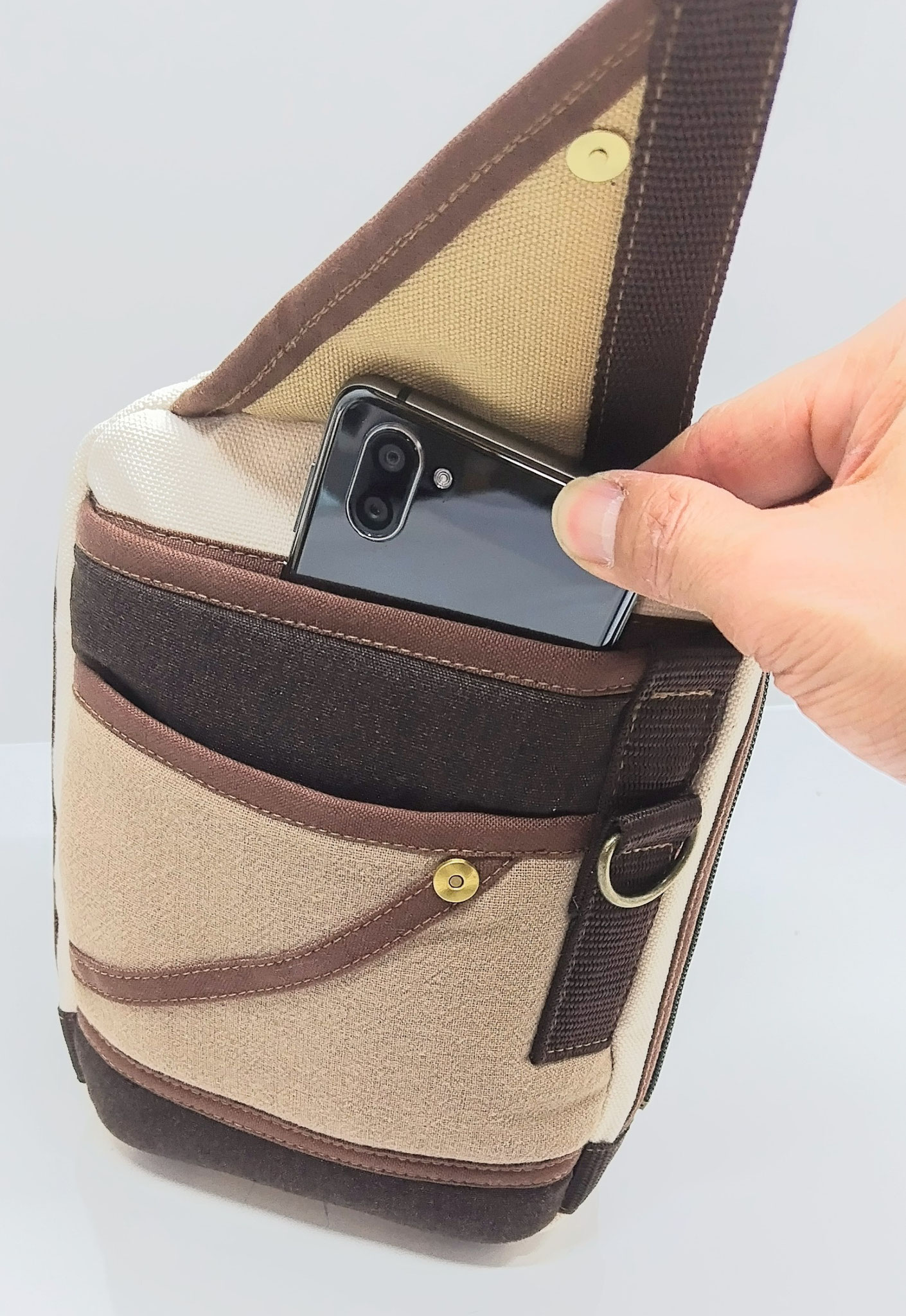   前面部はマグネットホック付きのフラップを設けており、スマートフォンやメモ帳を収容出来るポケットがあります。