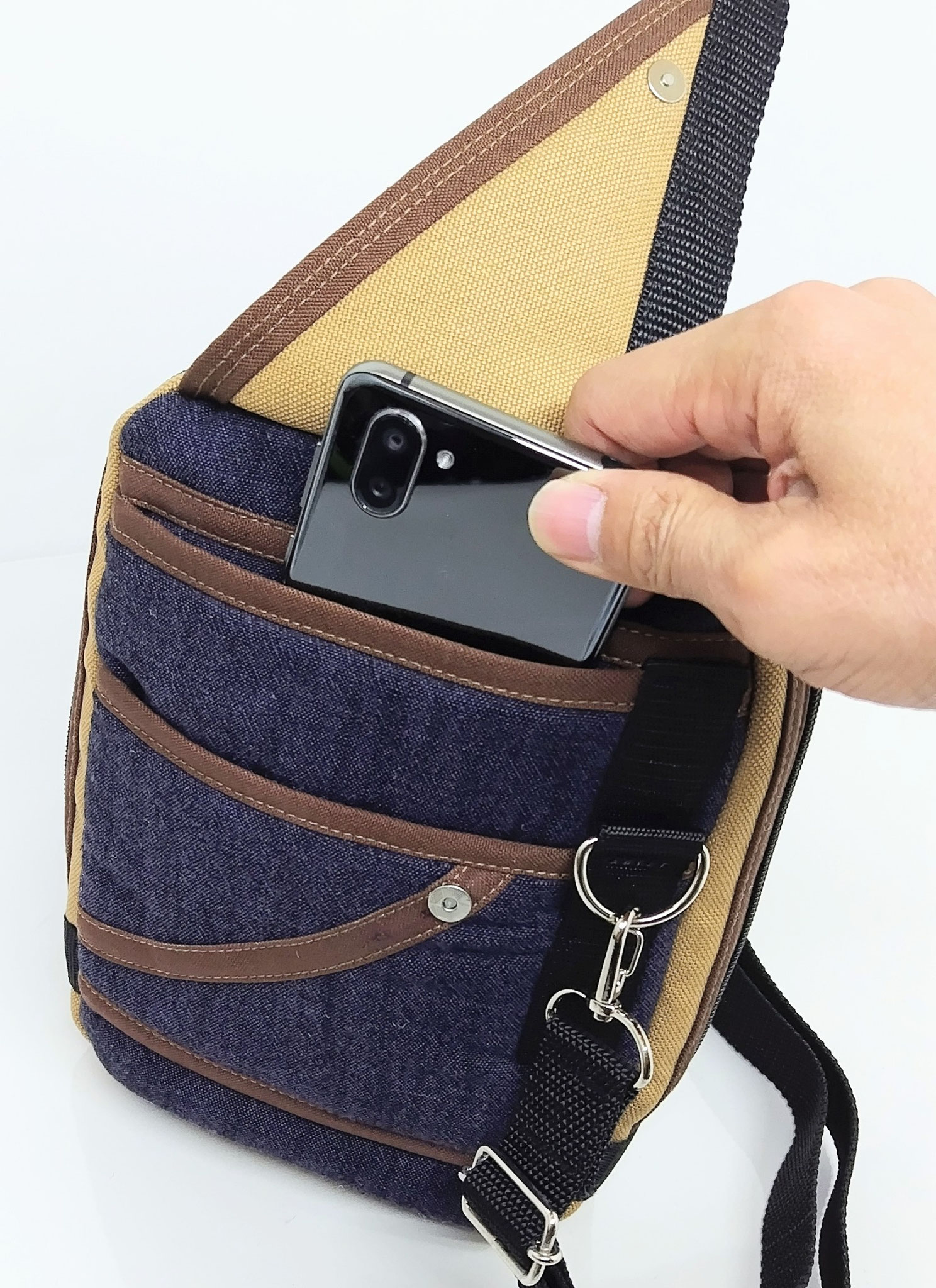 前面部はマグネットホック付きのフラップを設けており、スマートフォンやメモ帳を収納出来るポケットがあります。