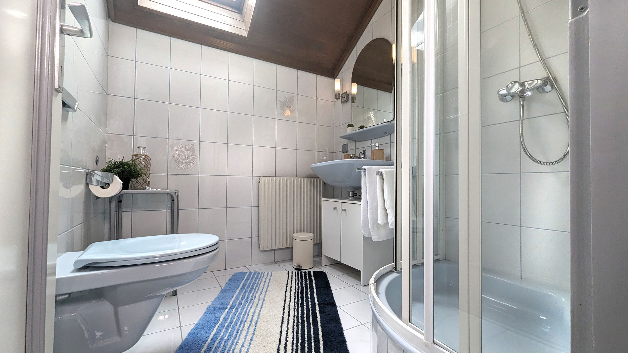 Badezimmer mit Dusche