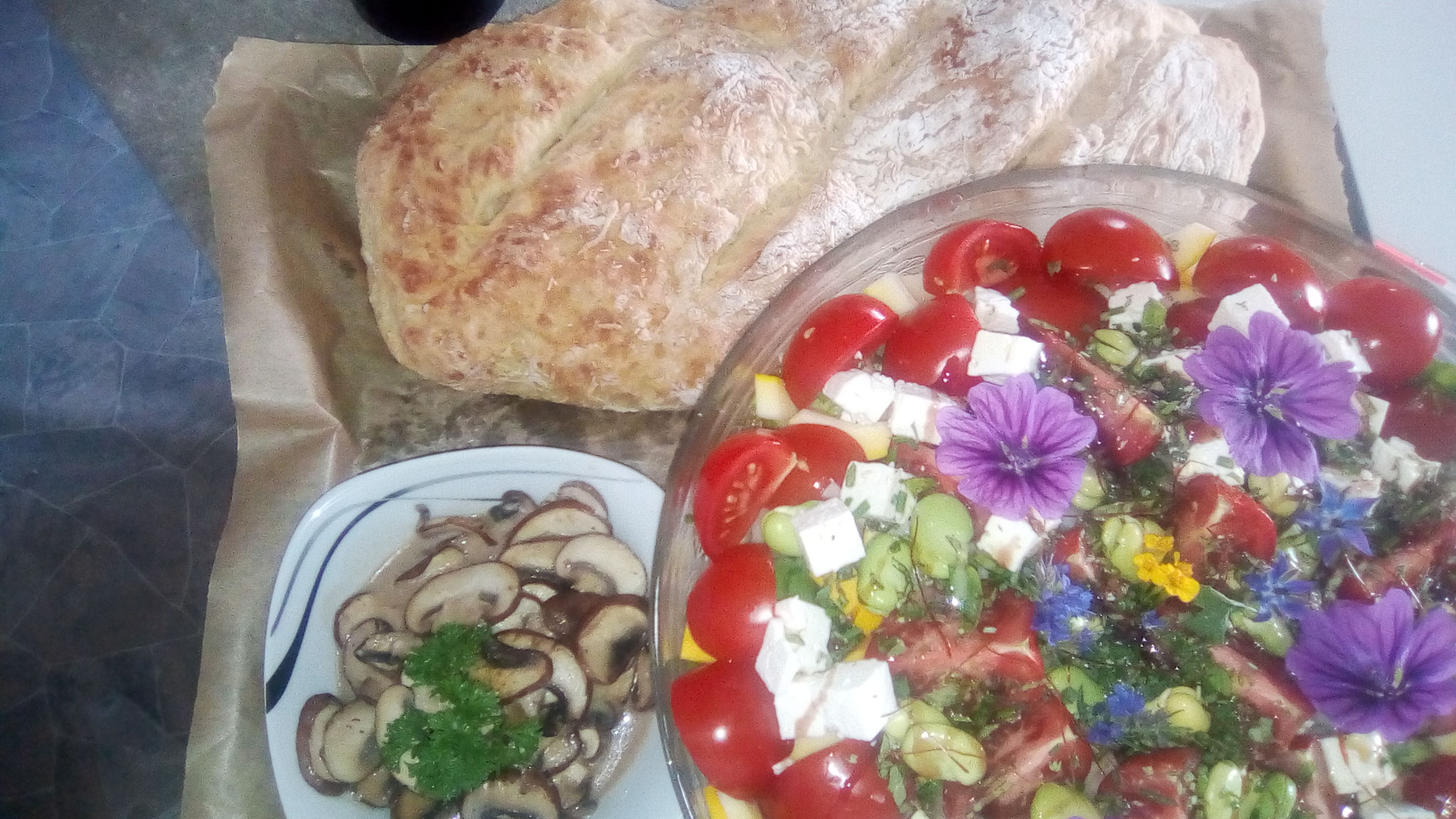 Bunter Salat mit Champignons und hausgebackenem Ciabatta