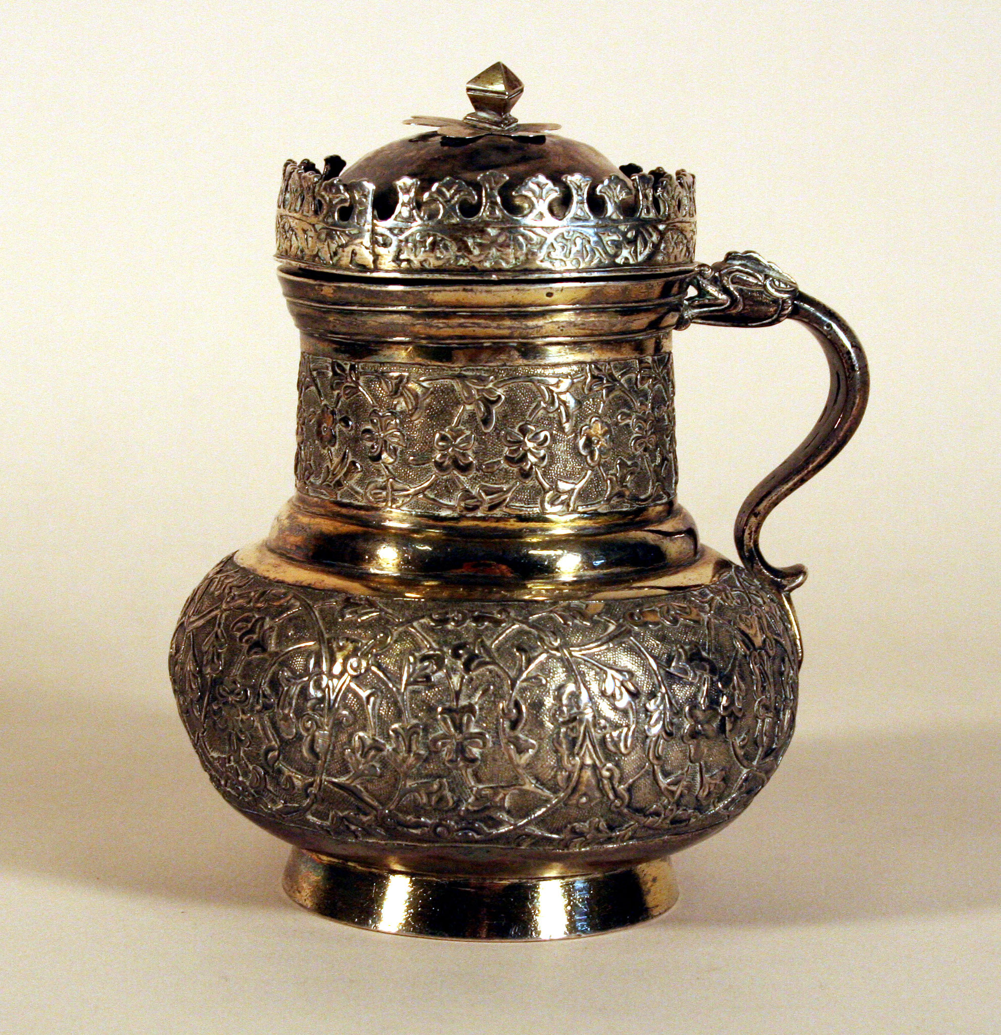 Adjugé 100 400 € - PICHET ottoman en argent, XVIe siècle, hauteur : 13.5 cm