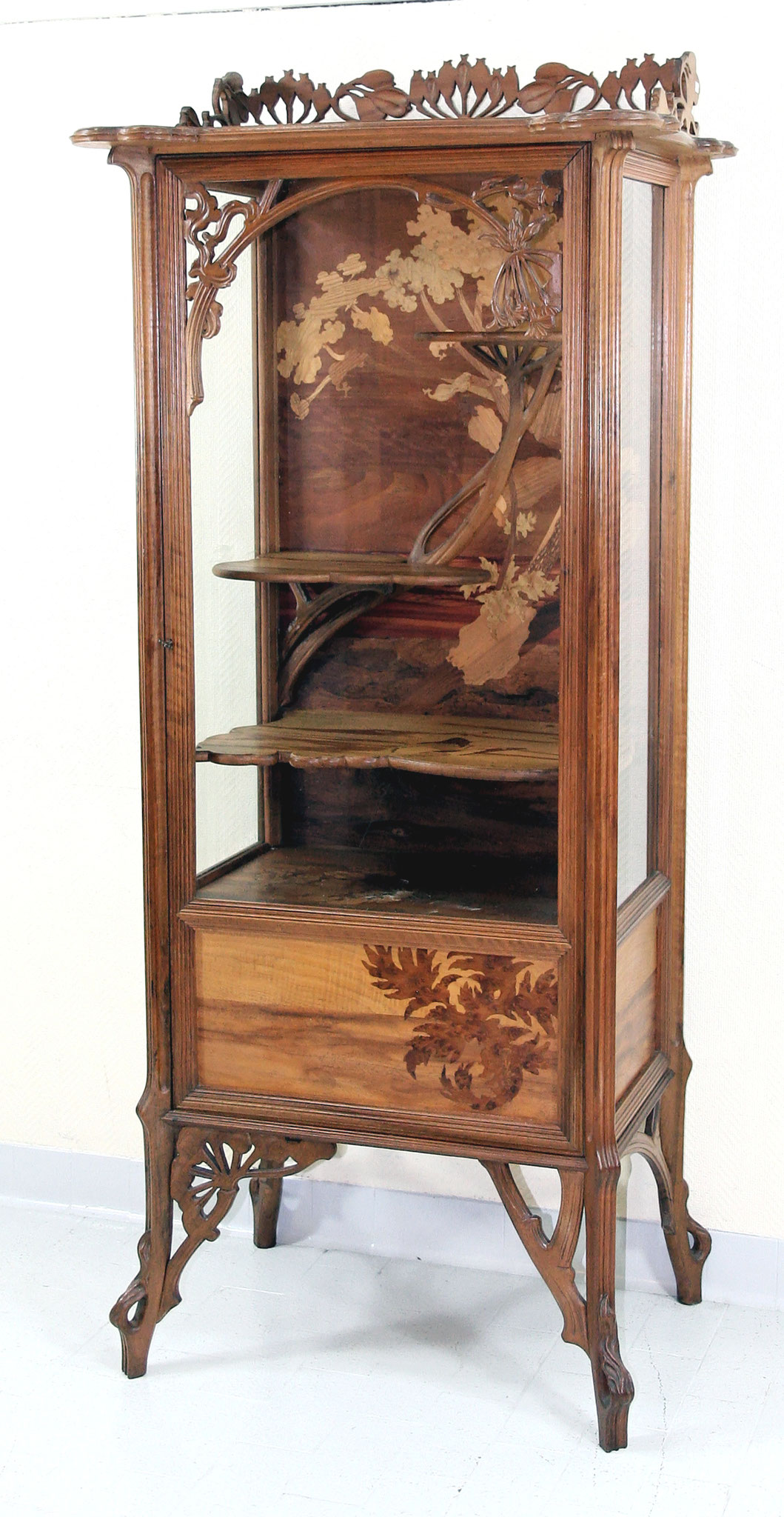 Adjugé 58 970 € - Emile GALLE, VITRINE à décor d'ombellifères, vers 1900, H : 172 cm