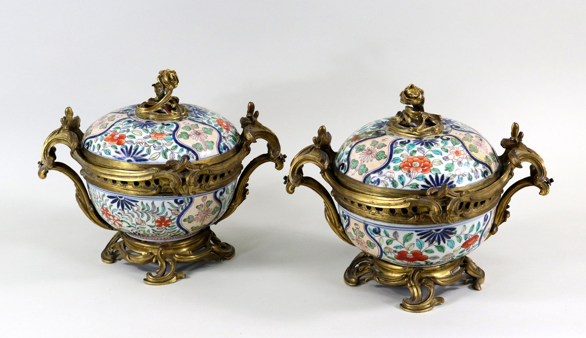 Adjugé 143 960 € - Paire de POTS-POURRIS. Porcelaine de Chine, époque Kangxi, et monture en bronze doré Rocaille XVIIIe. 29 x 36 x 28 cm