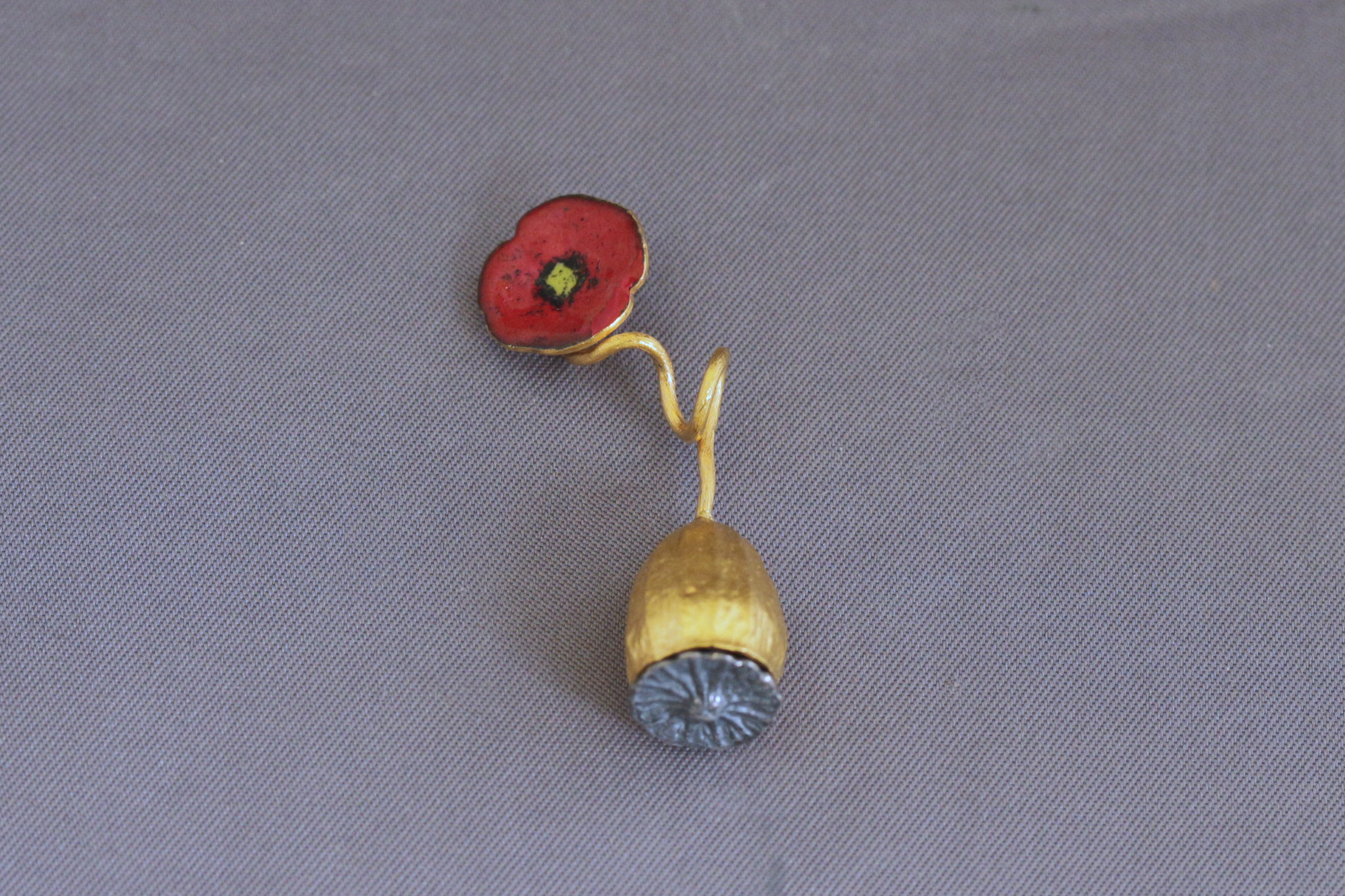 Kettenanhänger "Mohnkapsel mit Blüte", Sterlingsilber geschwärzt und teilvergoldet (20µm), Glasemaille