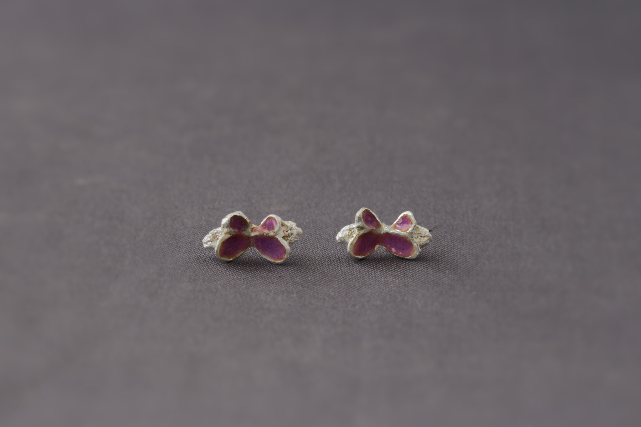 Pfaffenhütchen-Ohrstecker: Sterlingsilber mit Galsemaille