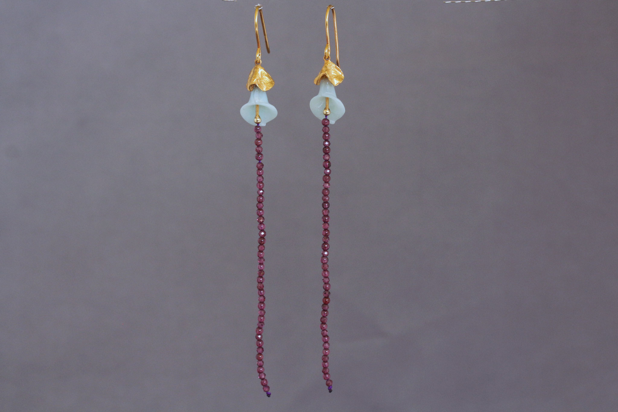 Ohrhänger "Calla", Sterlingsilber vergoldet (10µm), in Blütenform gravierte Amazonite, Rhodolithperlchen