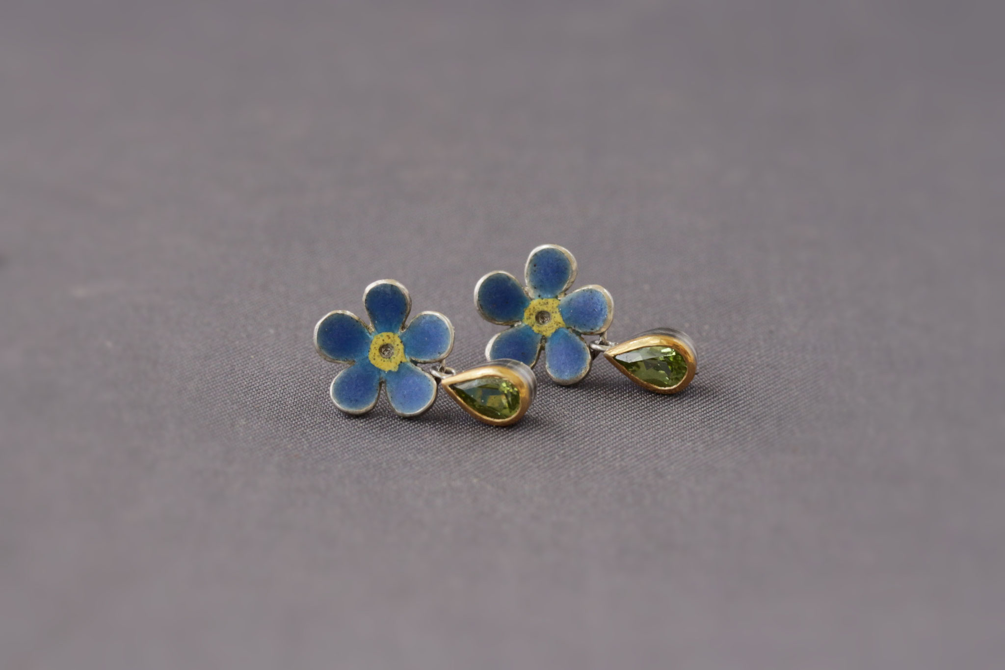 Vergissmeinnicht-Ohrringe: Sterlingsilber, Glasemaille, Peridots in Fassungen aus MokuMeGane