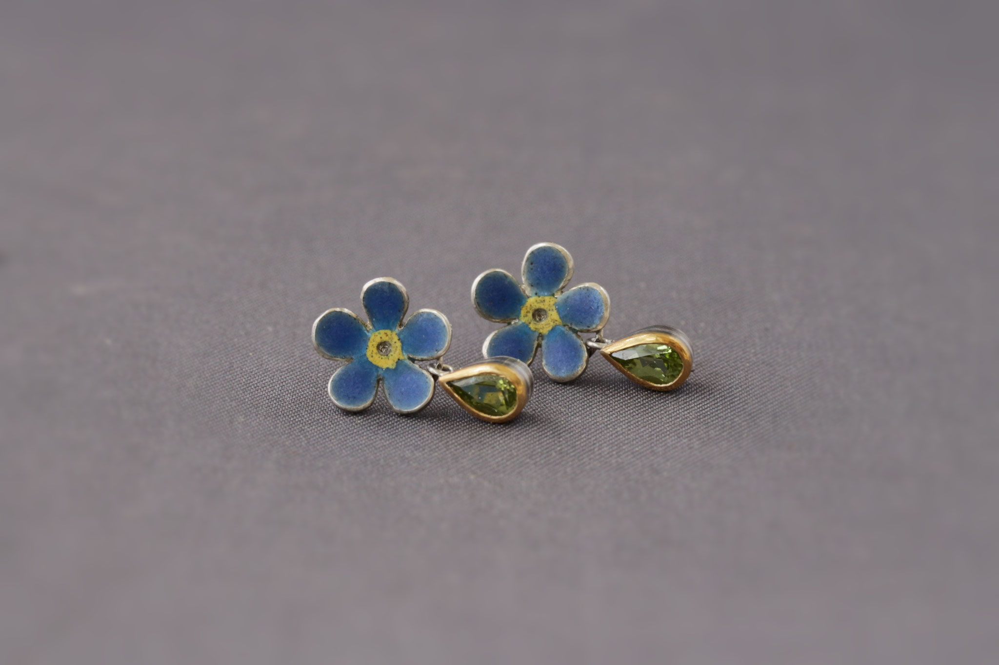 Vergissmeinnicht-Ohrringe: Sterlingsilber, Glasemaille, Peridots in Fassungen aus MokuMeGane