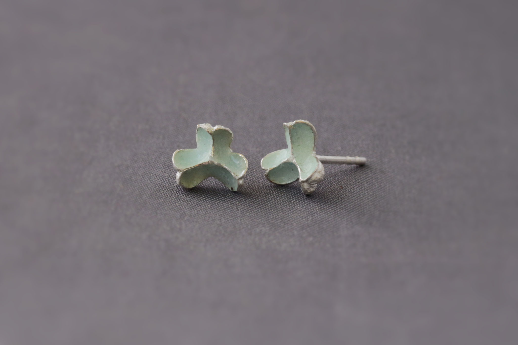 Alliumsamenkapseln geöffnet, Ohrsteckeraus Sterlingsilber mit GalsemailleAlliumsamen-Ohrstecker: Sterlingsilber, Galsemaille