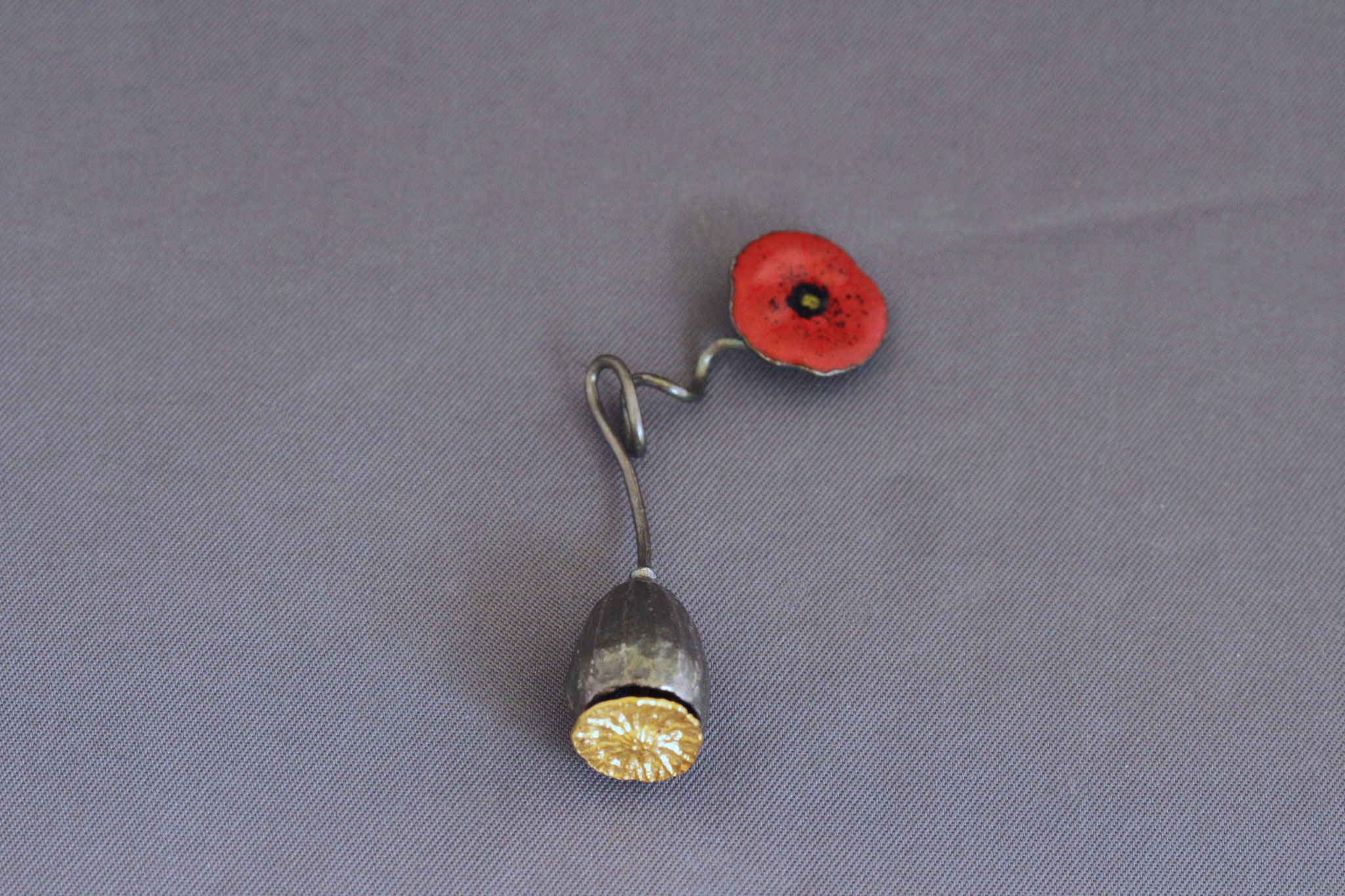 Kettenanhänger "Mohnkapsel mit Blüte", Sterlingsilber geschwärzt und teilvergoldet (20µm), Glasemaille