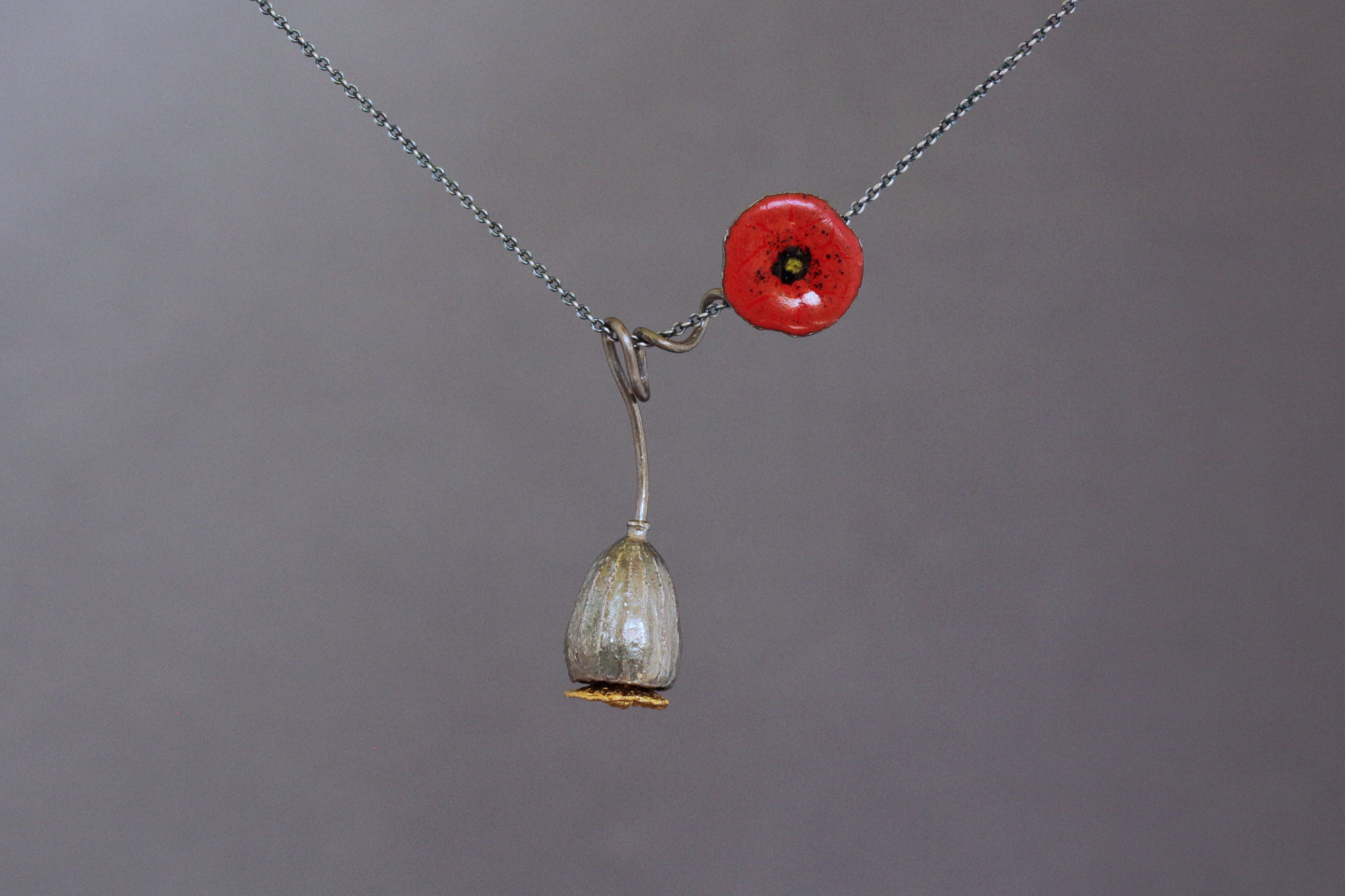 Kettenanhänger "Mohnkapsel mit Blüte", Sterlingsilber geschwärzt und teilvergoldet (20µm), Glasemaille
