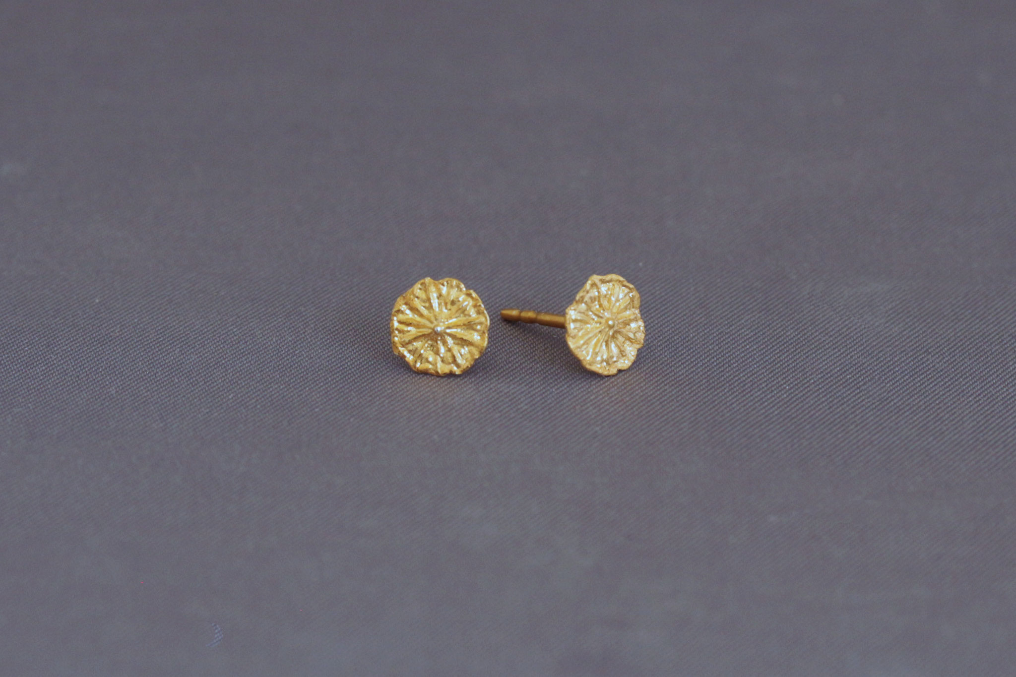 Ohrstecker "Mohnkapseldeckel Klatschmohn", Sterlingsilber, vergoldet (10µm)
