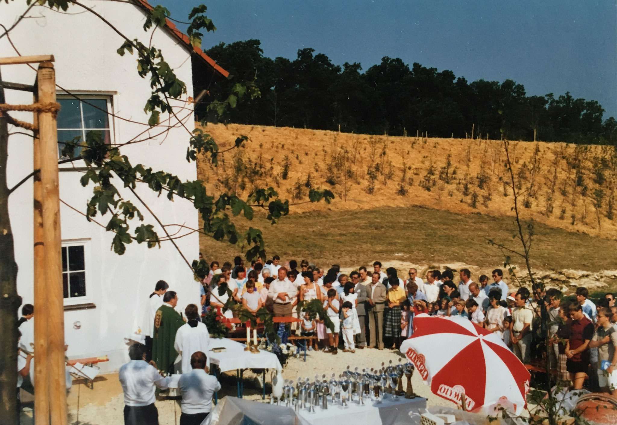 Das Sportgelände der SpVgg Ziegetsdorf wird im Jahre 1985 mit einem Gottesdienst eingeweiht