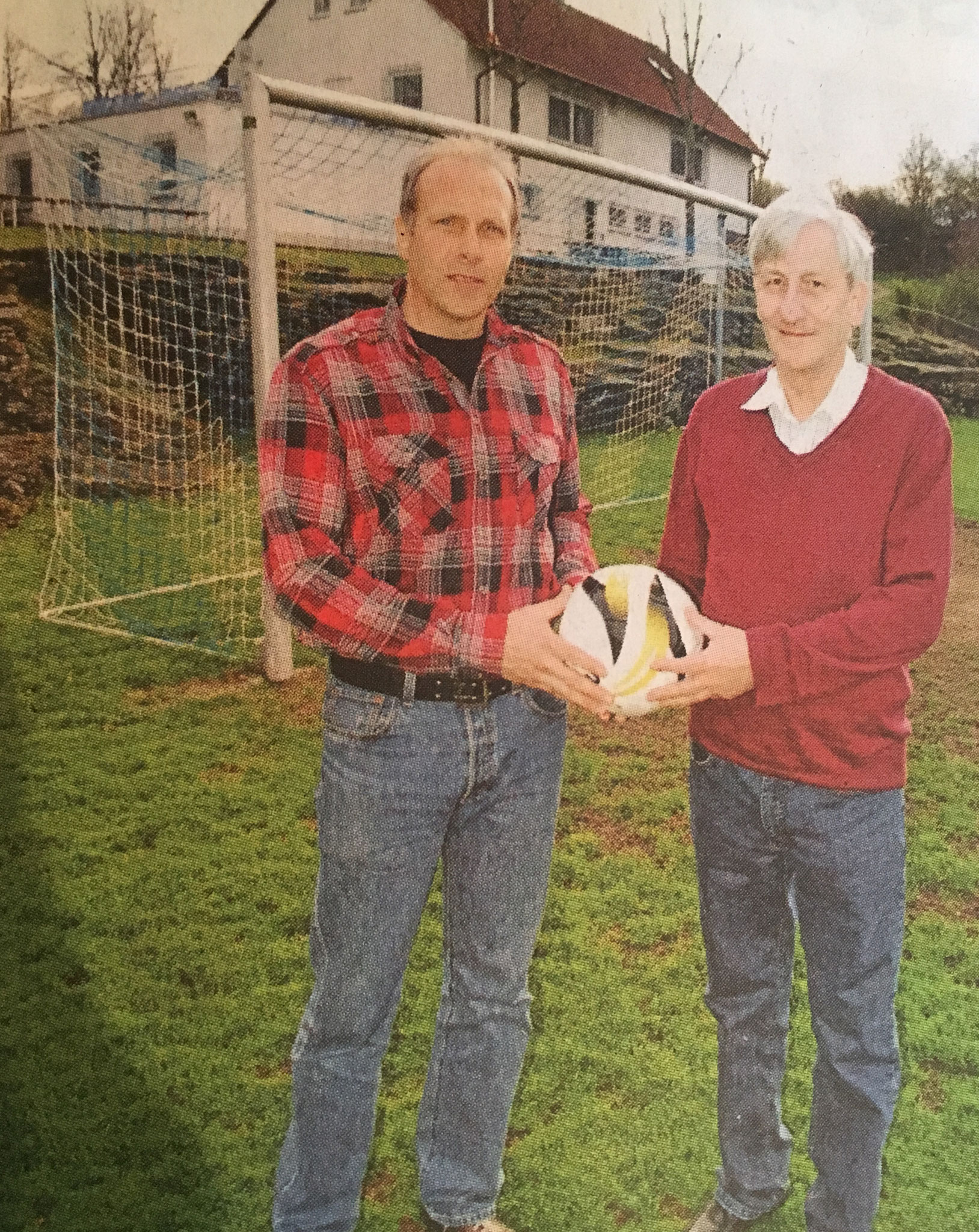 Die symbolische Ball-Übergabe zwischen dem jetzigen Ehrenvorsitzenden, Günther Dietz, und Hans-Peter Lintl