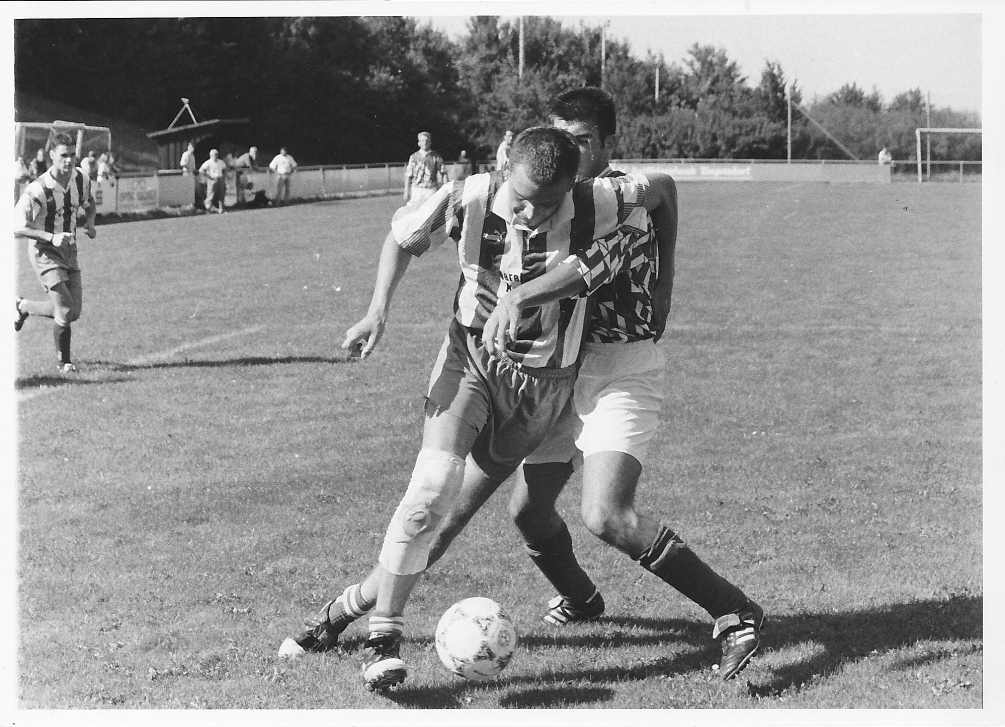 Die SpVgg Ziegetsdorf (rechts) im Bezirksliga-Duell mit dem TB Roding am 01.09.1997 (Foto: Kraus/MZ-Archiv)