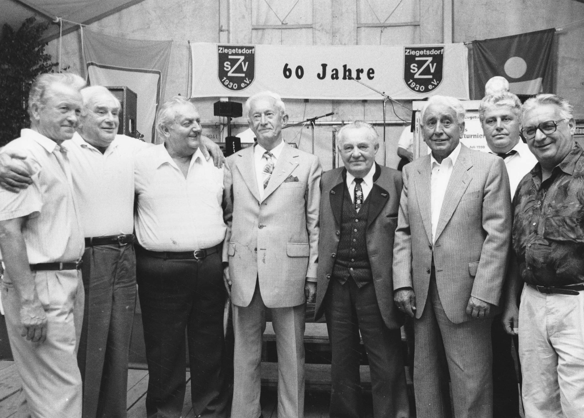 Zum 60-jährigen Jubiläum der SpVgg Ziegetsdorf werden am 26.07.1990 langjährige Mitglieder geehrt (Foto: Glufke/MZ-Archiv)